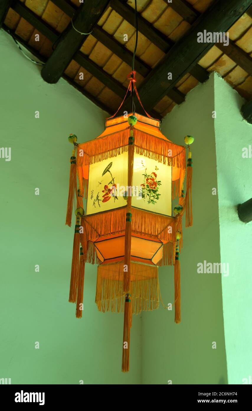 Traditionelle chinesische Laterne hängt vom Dach Stockfoto