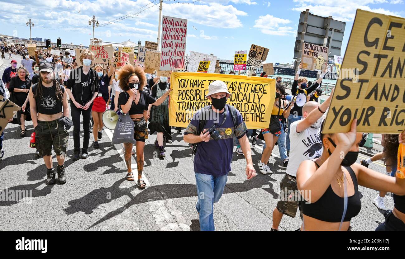 Brighton UK 11. Juli 2020 - Tausende von Demonstranten kommen für die Black Lives Matter Anti-Rassismus-Kundgebung in Brighton heute an der Küste beginnen, bevor sie durch das Stadtzentrum marschieren. Es gab Proteste in ganz Amerika, Großbritannien und anderen Ländern seit dem Tod von George Floyd, während er von der Polizei in Minneapolis am 25. Mai verhaftet : Credit Simon Dack / Alamy Live News Stockfoto