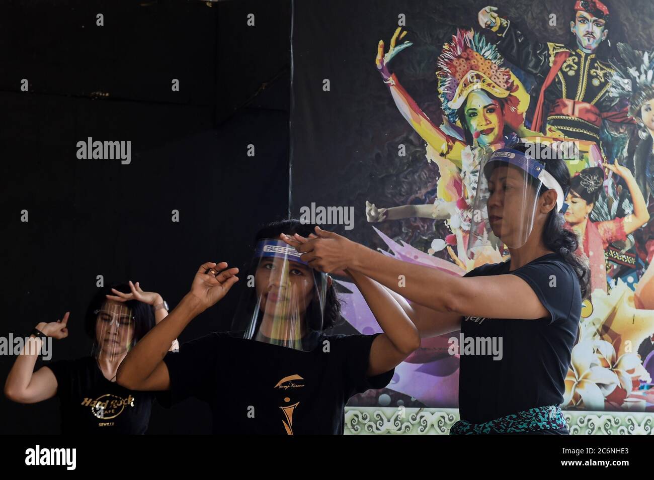 Jakarta, Indonesien. Juli 2020. Mitglieder der Surya Kirana Tanzgruppe mit Gesichtsschilden üben javanesischen traditionellen Tanz während des COVID-19 Ausbruchs in Desa Seni im wunderschönen Indonesia Miniature Park (TMII), Jakarta, Indonesien, 11. Juli 2020. Mitglieder der Tanzgruppe hielten wöchentliche Praxis nach dem Gesundheitsprotokoll ab, nachdem das TMII für die Öffentlichkeit wiedereröffnet wurde. Quelle: Agung Kuncahya B./Xinhua/Alamy Live News Stockfoto