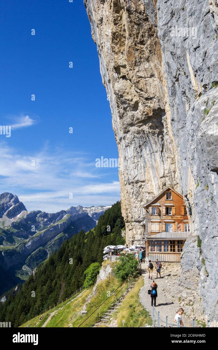 Ebenalp, Schweiz - 09. August 2019 : Pension Aescher - Wildkirchli am Ascherfelsen auf der Ebenalp über den Schweizer Alpen in App Stockfoto