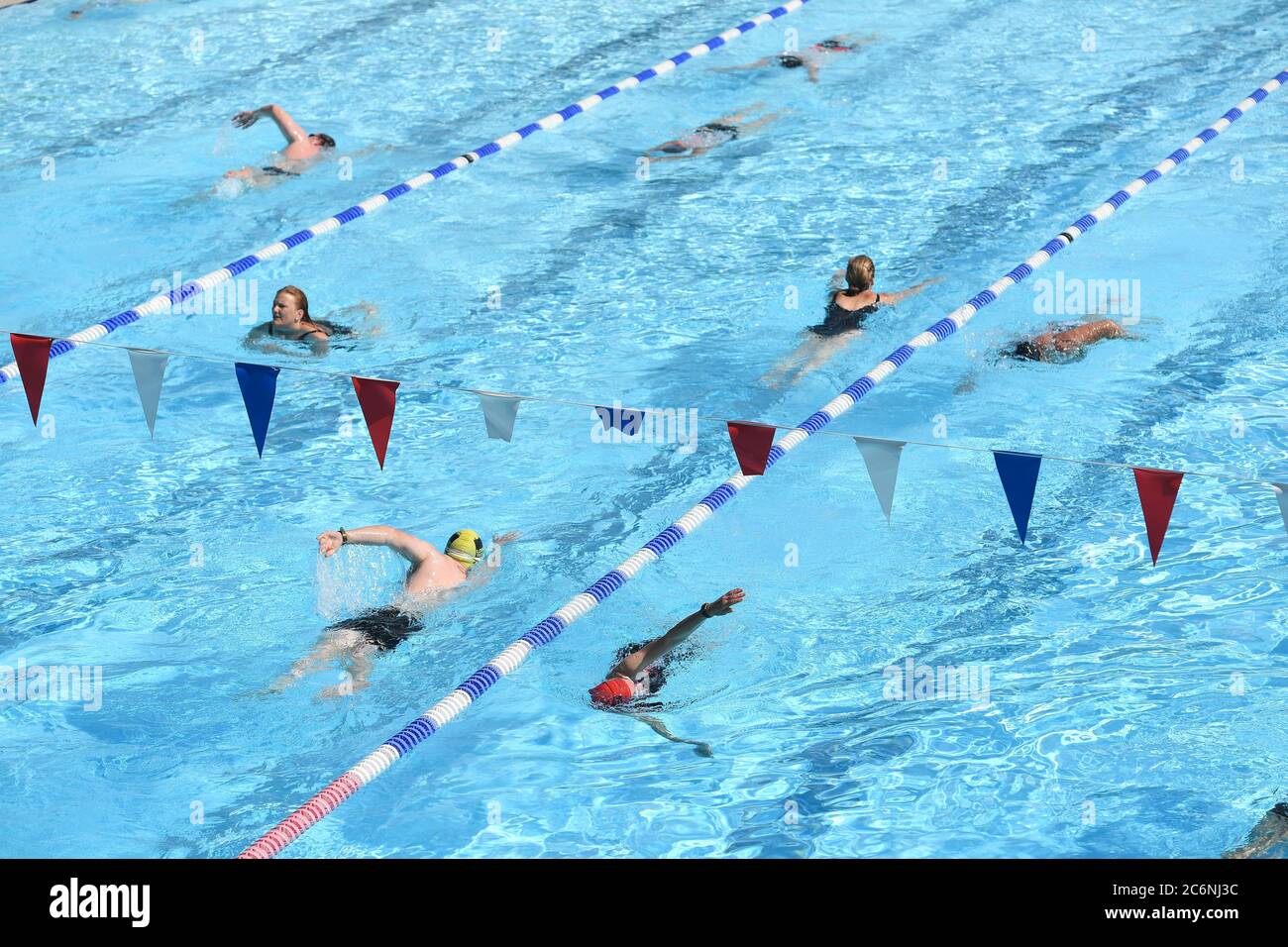 Schwimmer im Charlton Lido & Lifestyle Club in Hornfair Park, London. Die Freibäder werden am Samstag wieder für die Öffentlichkeit geöffnet, da die Lockerung der Beschränkungen für die Sperrung durch Coronaviren in England weiter anhält. Stockfoto