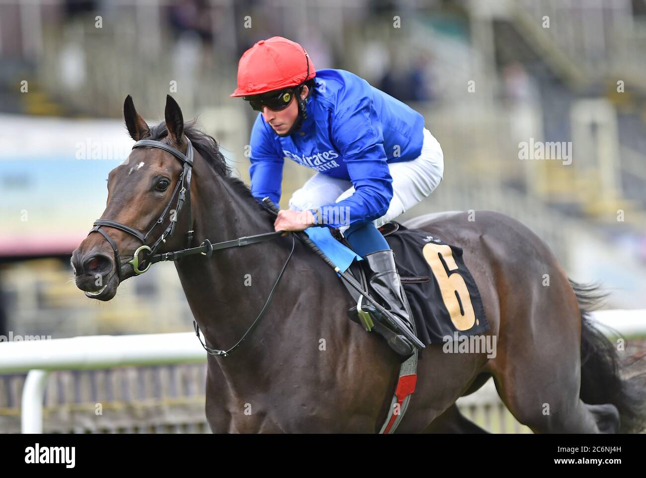 William Buick reitet Wedding Dance, um die bet365 britischen EBF Maiden-Fillies am dritten Tag des Moet and Chandon July Festivals auf der Newmarket Racecourse zu gewinnen. Stockfoto