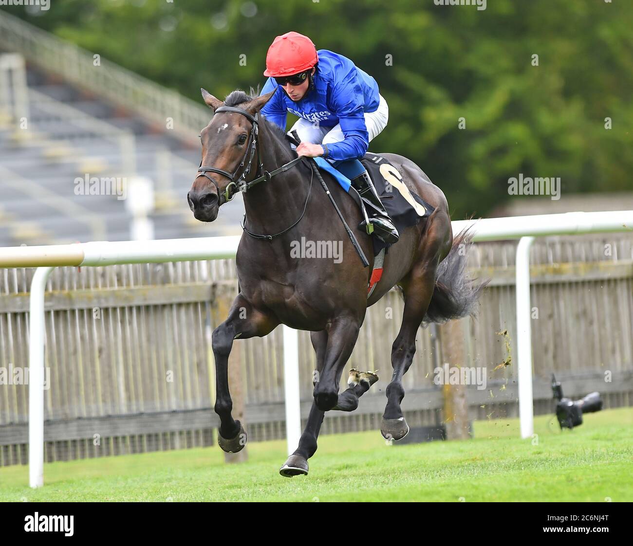 William Buick reitet Wedding Dance, um die bet365 britischen EBF Maiden-Fillies am dritten Tag des Moet and Chandon July Festivals auf der Newmarket Racecourse zu gewinnen. Stockfoto