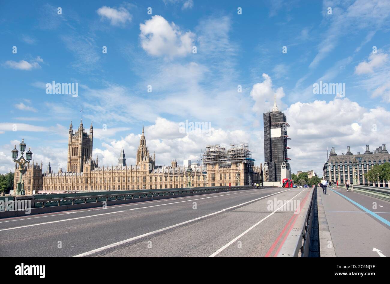 Verlassene Westminster Brücke während der covid-19 Pandemie in Zentral-London, Großbritannien. Stockfoto