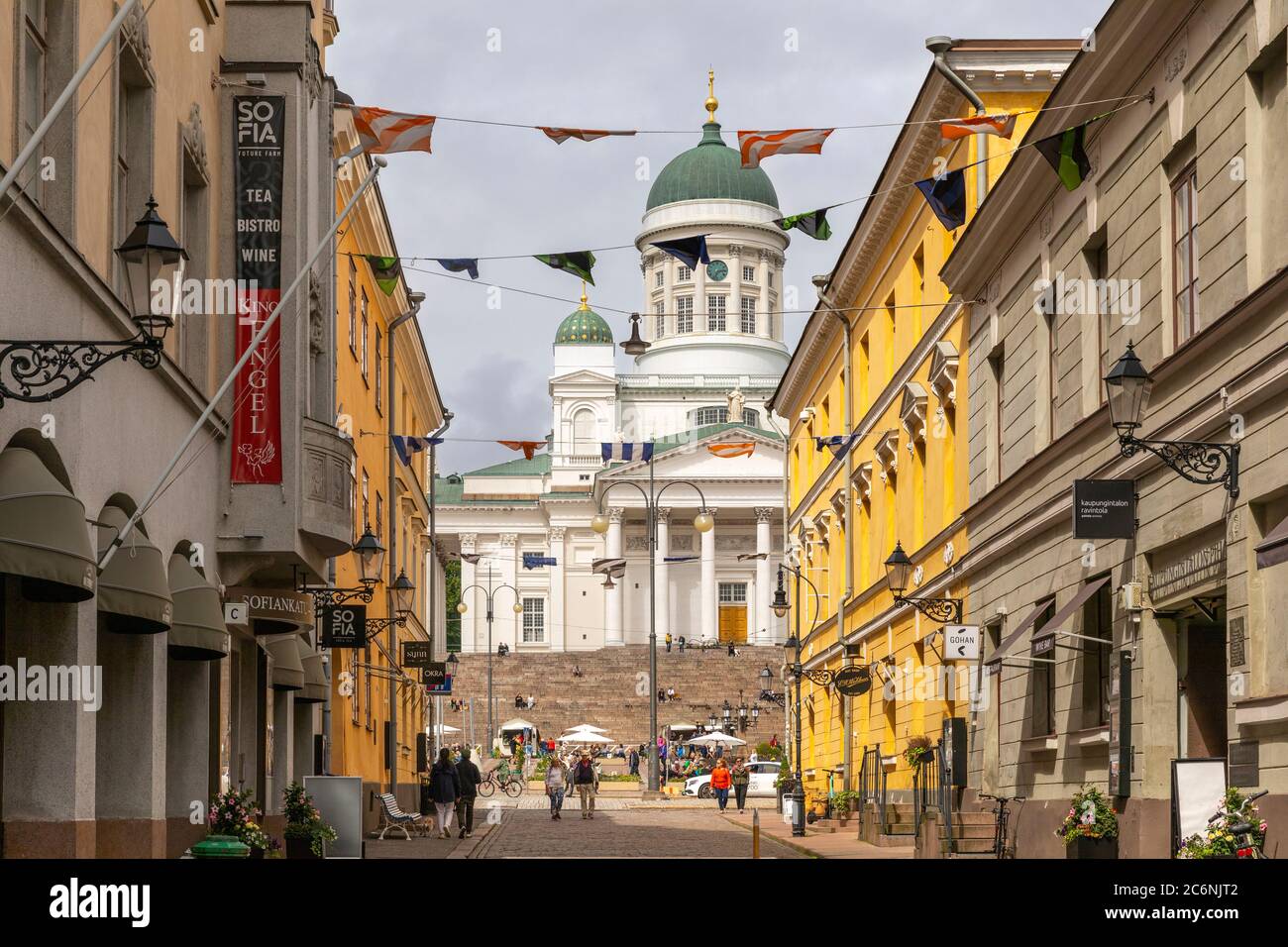 Die Kathedrale von Helsinki ist nach der Frühjahrsverriegelung wieder erwacht. Immer mehr Menschen besuchen diesen Touristenort im Zentrum von Helsinki wieder. Stockfoto
