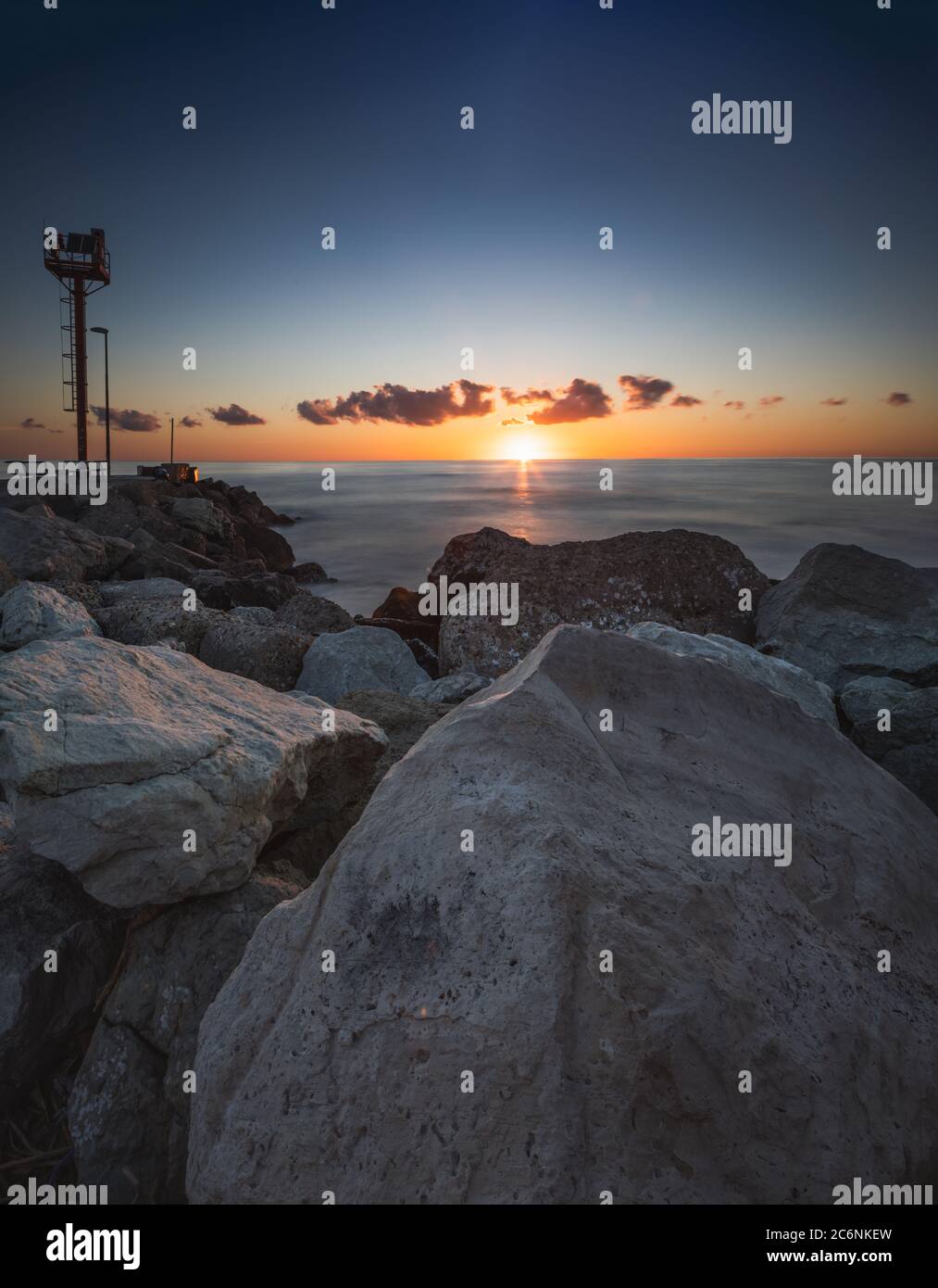 Panoramablick auf den Leuchtturm in Riccione Hafen an der Adria bei Sonnenaufgang im Sommer Stockfoto