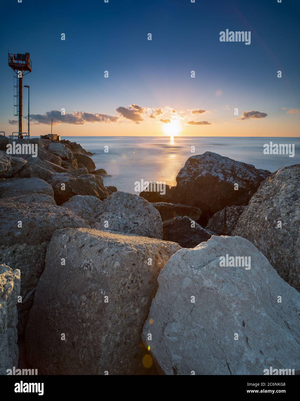 Leuchtturm in Riccione Hafen an der Adria bei Sonnenaufgang im Sommer Stockfoto