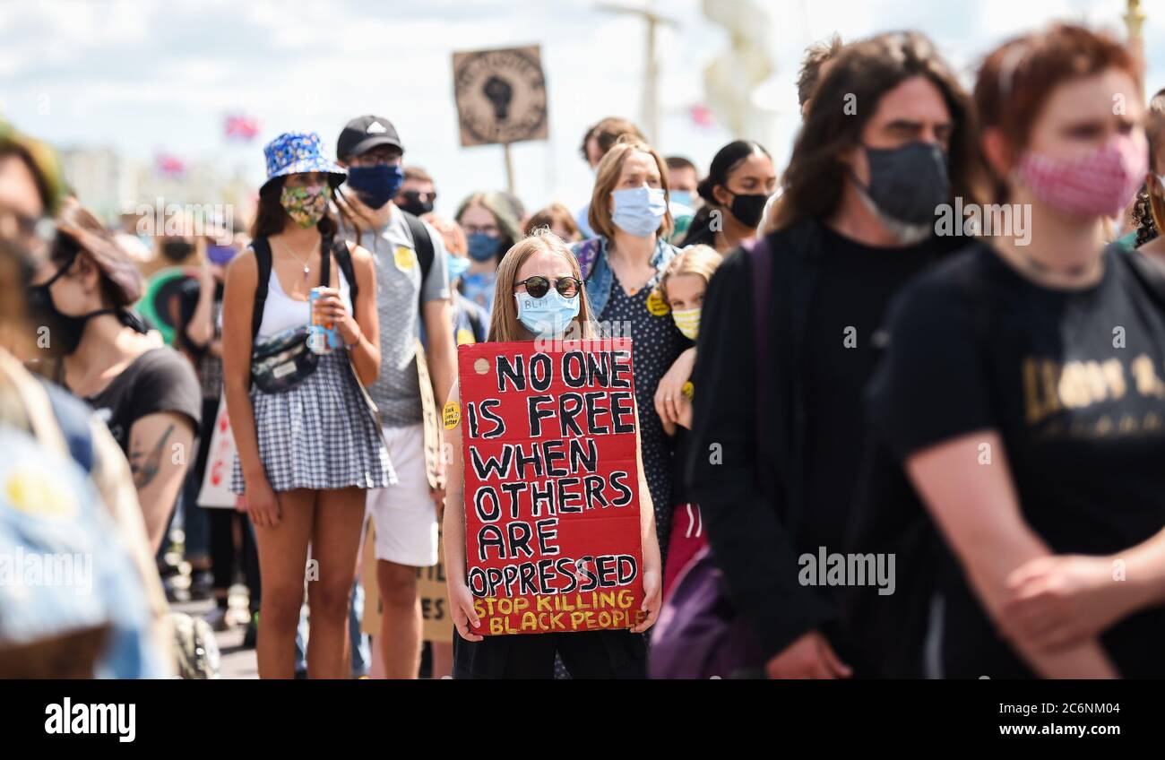 Brighton UK 11. Juli 2020 - Tausende von Demonstranten kommen für die Black Lives Matter Anti-Rassismus-Kundgebung in Brighton heute an der Küste beginnen, bevor sie durch das Stadtzentrum marschieren. Es gab Proteste in ganz Amerika, Großbritannien und anderen Ländern seit dem Tod von George Floyd, während er von der Polizei in Minneapolis am 25. Mai verhaftet : Credit Simon Dack / Alamy Live News Stockfoto