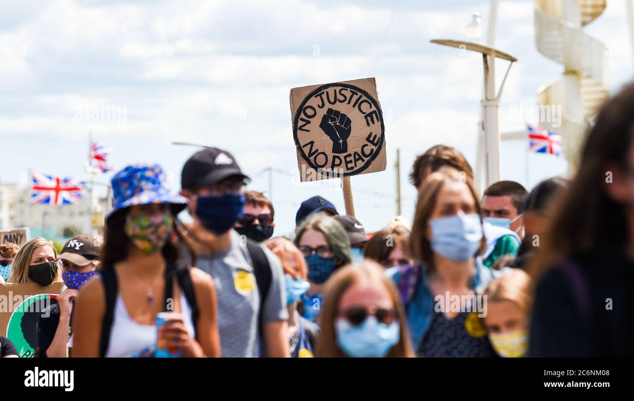 Brighton UK 11. Juli 2020 - Tausende von Demonstranten kommen für die Black Lives Matter Anti-Rassismus-Kundgebung in Brighton heute an der Küste beginnen, bevor sie durch das Stadtzentrum marschieren. Es gab Proteste in ganz Amerika, Großbritannien und anderen Ländern seit dem Tod von George Floyd, während er von der Polizei in Minneapolis am 25. Mai verhaftet : Credit Simon Dack / Alamy Live News Stockfoto