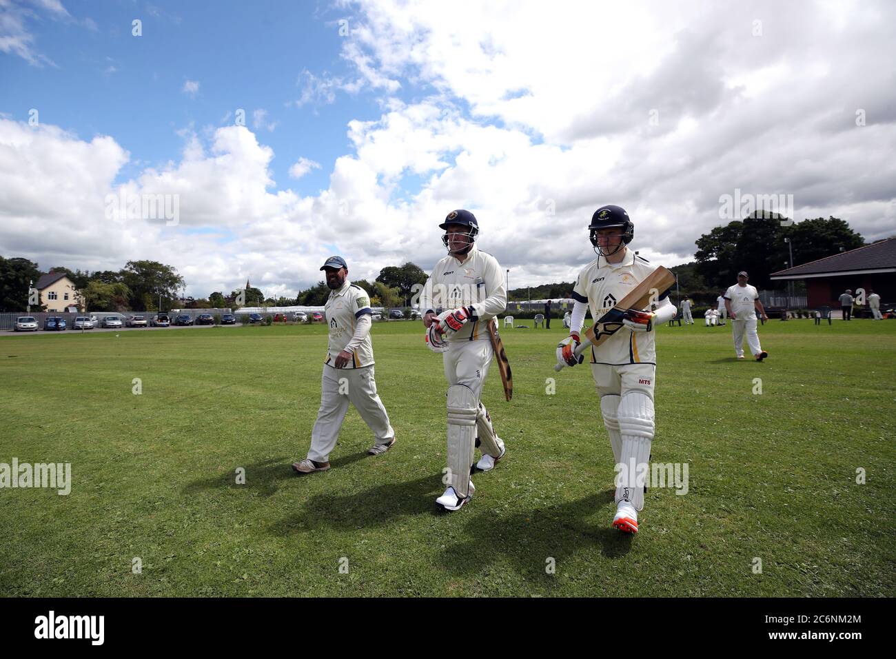 Der erste Batsman macht sich auf den Weg zum Spiel mit der Falte vor dem Walton-le-Dale Cricket Club. Stockfoto