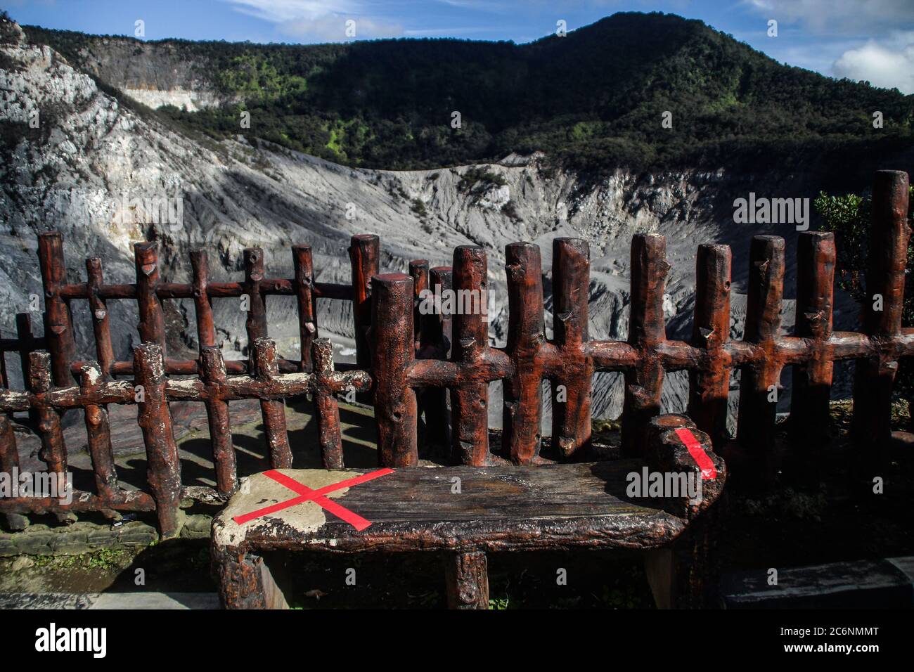 Lembang, Indonesien. Juli 2020. Soziale Abstandsmarke auf einem Sitz auf dem Vulkan Tangkuban Parahu.Tangkuban Parahu Nature Tourism Park wurde für Touristen mit obligatorischen Gesundheitsprotokollen wiedereröffnet, die nach mehreren Monaten der Sperrung aufgrund der Coronavirus-Krise folgen. Kredit: SOPA Images Limited/Alamy Live Nachrichten Stockfoto