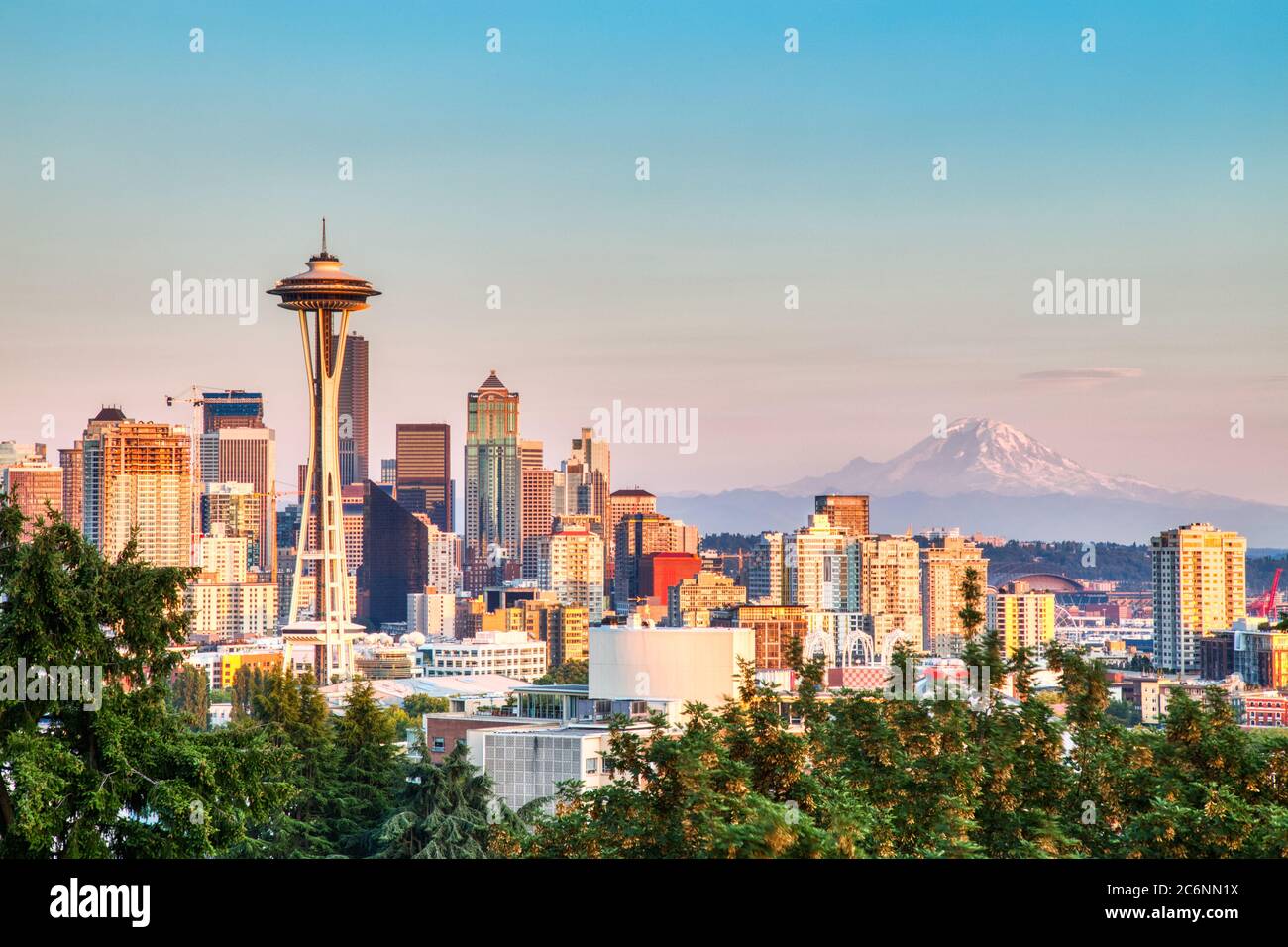 Seattle Stadtbild mit Mount Rainier im Hintergrund bei Sonnenuntergang, Washington, USA Stockfoto