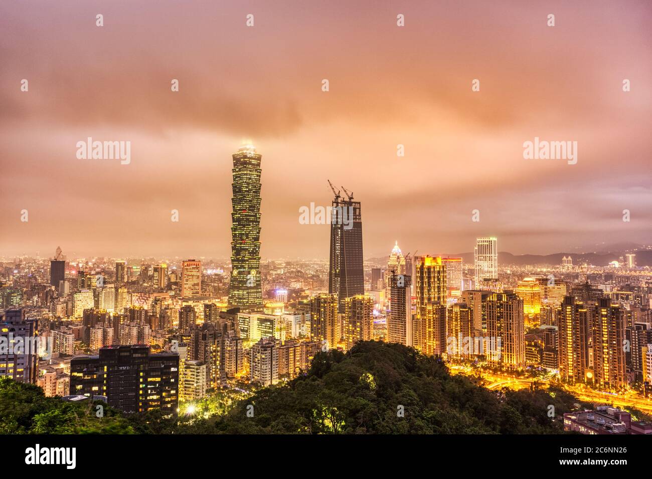 Luftaufnahme von beleuchtet bei Nacht Taipei, Taiwan Keywords: Taipei, Skyline, Taiwan, Stadtbild, Stadt, Nacht, Wolkenkratzer, Antenne, Downtown, Lan Stockfoto