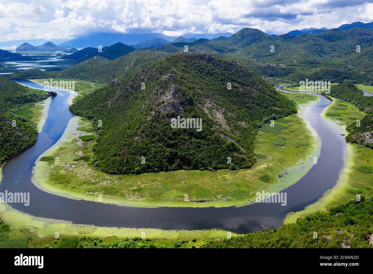 Luftaufnahme der Flussbiegung des Flusses Rijeka Crnojevica und See Skadar, Blick vom Aussichtspunkt, mit Drohne in der Nähe von Cetinje genommen Stockfoto