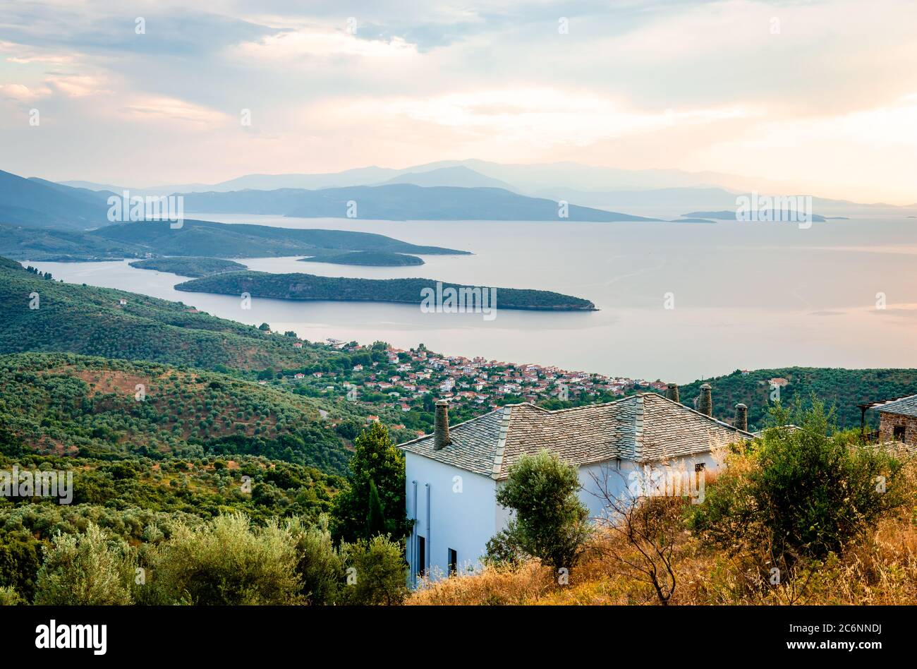 Herrliche Aussicht auf den Pagasetischen Golf und das Dorf Milina, von Lafkos aus gesehen. Lafkos ist ein Dorf am Südwesthang des Berges Pelion, in Greec Stockfoto
