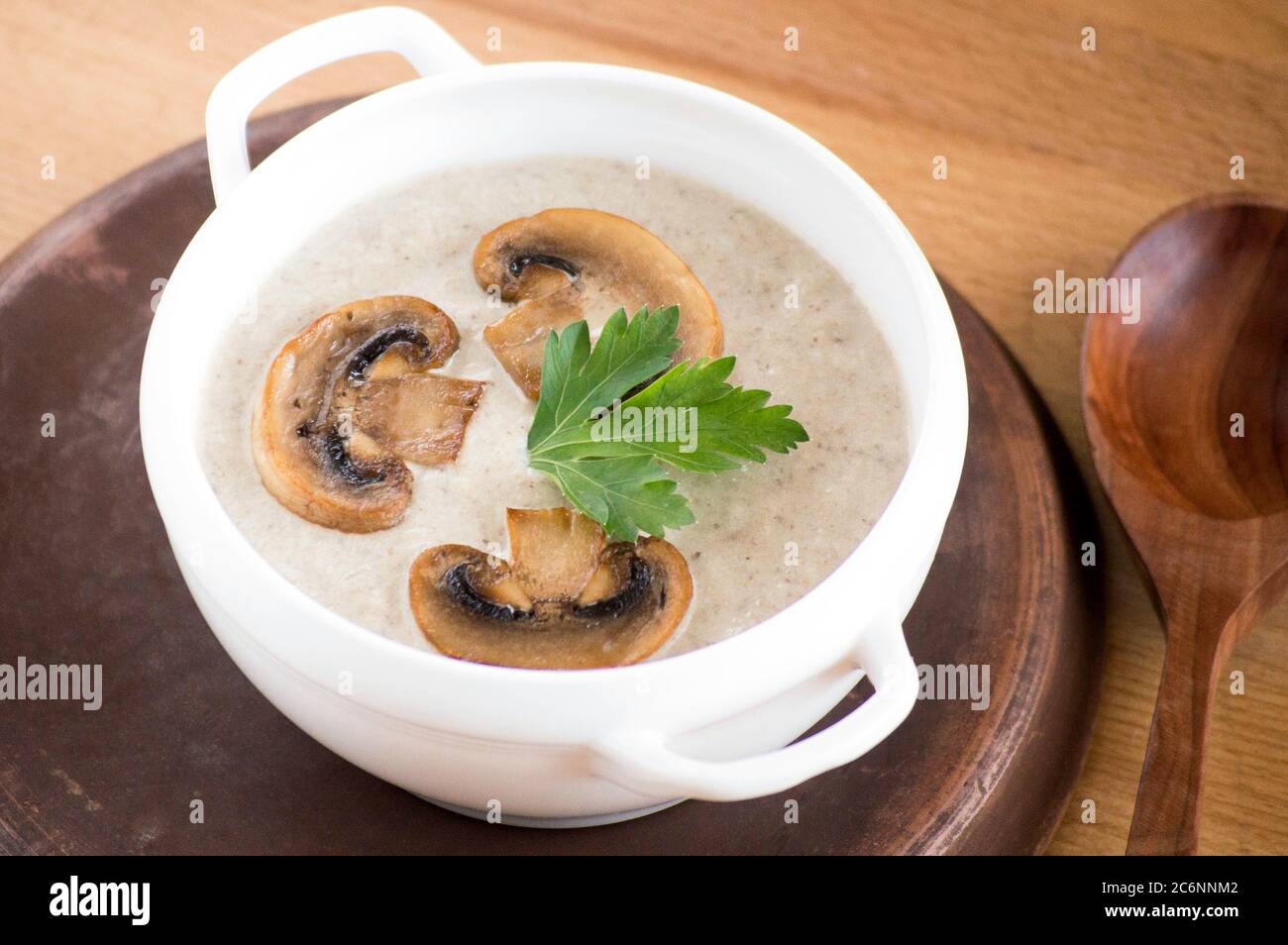 Pilzsuppe püriert. Serviert werden Gerichte. Suppe auf einem weißen Teller. Stockfoto