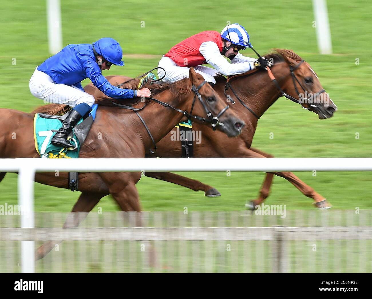 Etablierung und David Egan (rechts) gewinnen die bet365 Mile Handicap Stakes von Eastern World und William Buick am dritten Tag des Moet and Chandon July Festivals auf der Newmarket Racecourse. Stockfoto