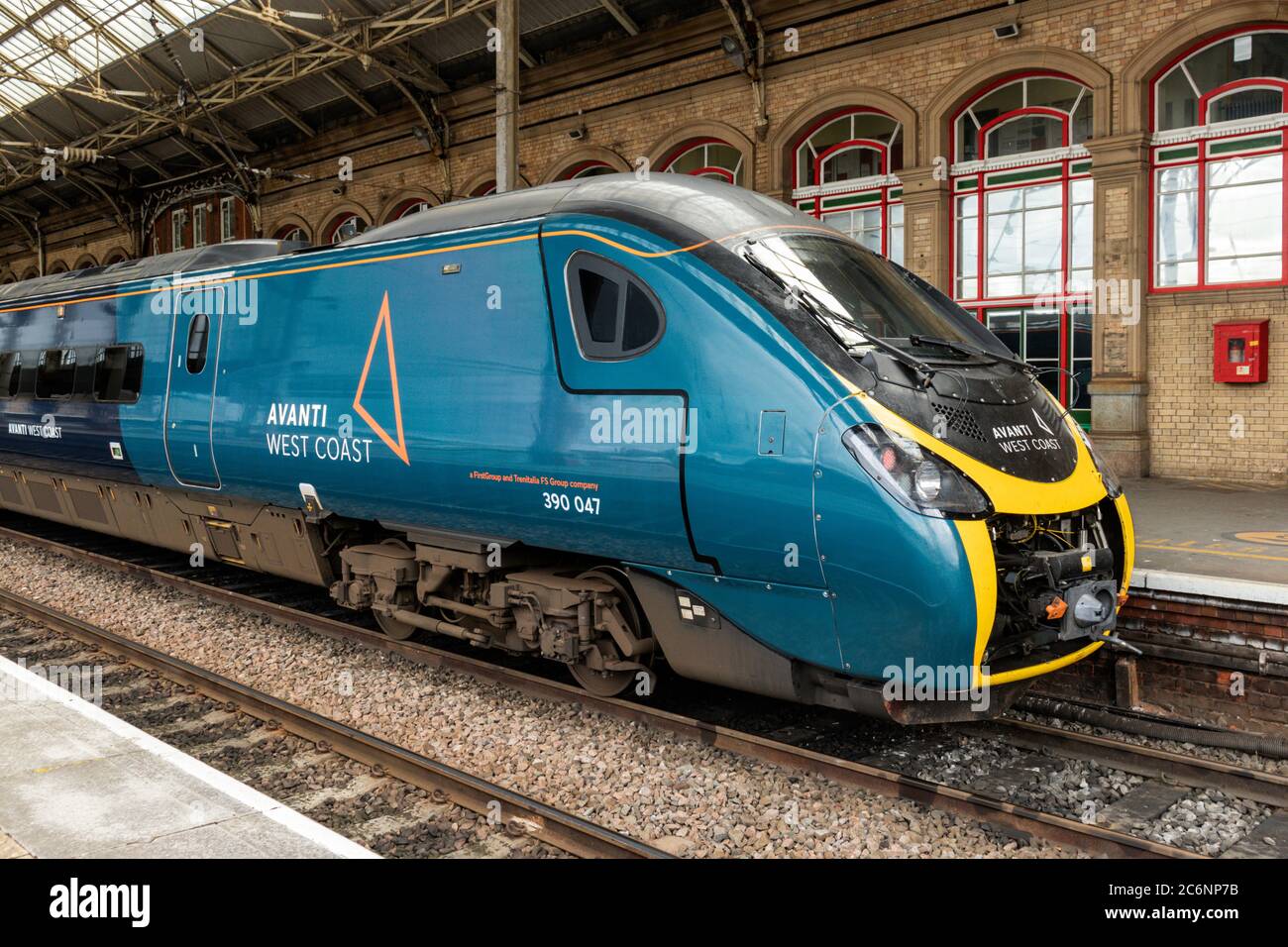 Pendolino 390047 in Avanti West Coast Lackierung auf Plattform 3 im Preston. Samstag, 11. Juli 2020. Stockfoto