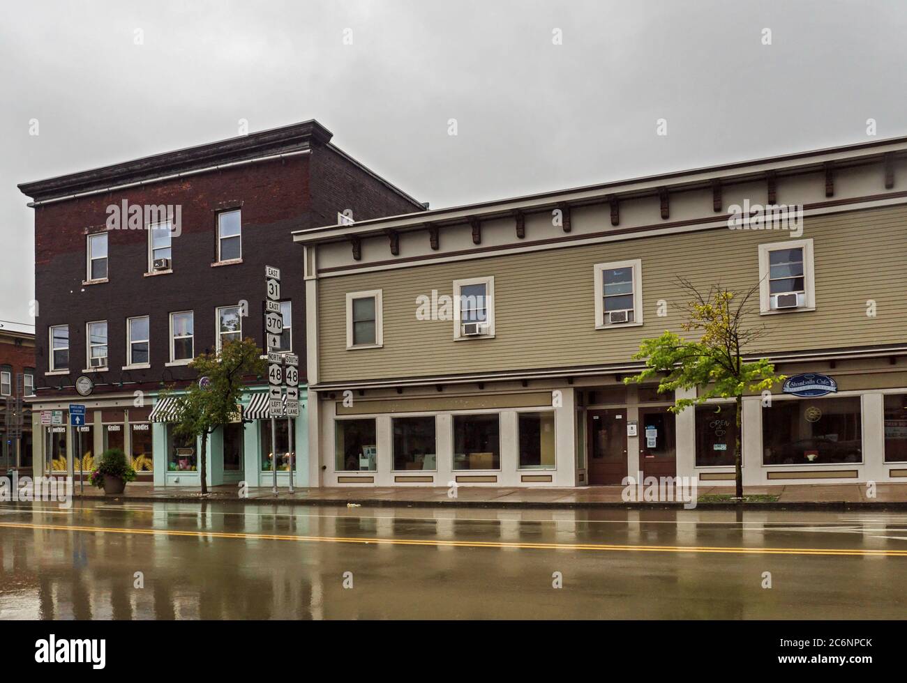 Baldwinsville, New York, USA. Juli 11, 2020. Blick auf die kleine Stadt Baldwinsville, NY in Onondaga County an einem regnerischen Wochenendmorgen Stockfoto
