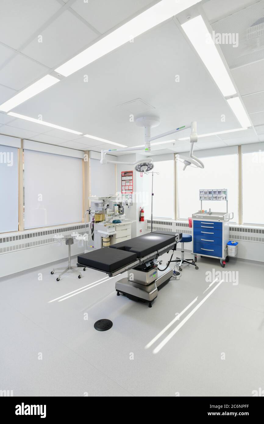 Medizinisch ein sauberer weißer OP- ODER Operationssaal für ambulante Operationen Stockfoto