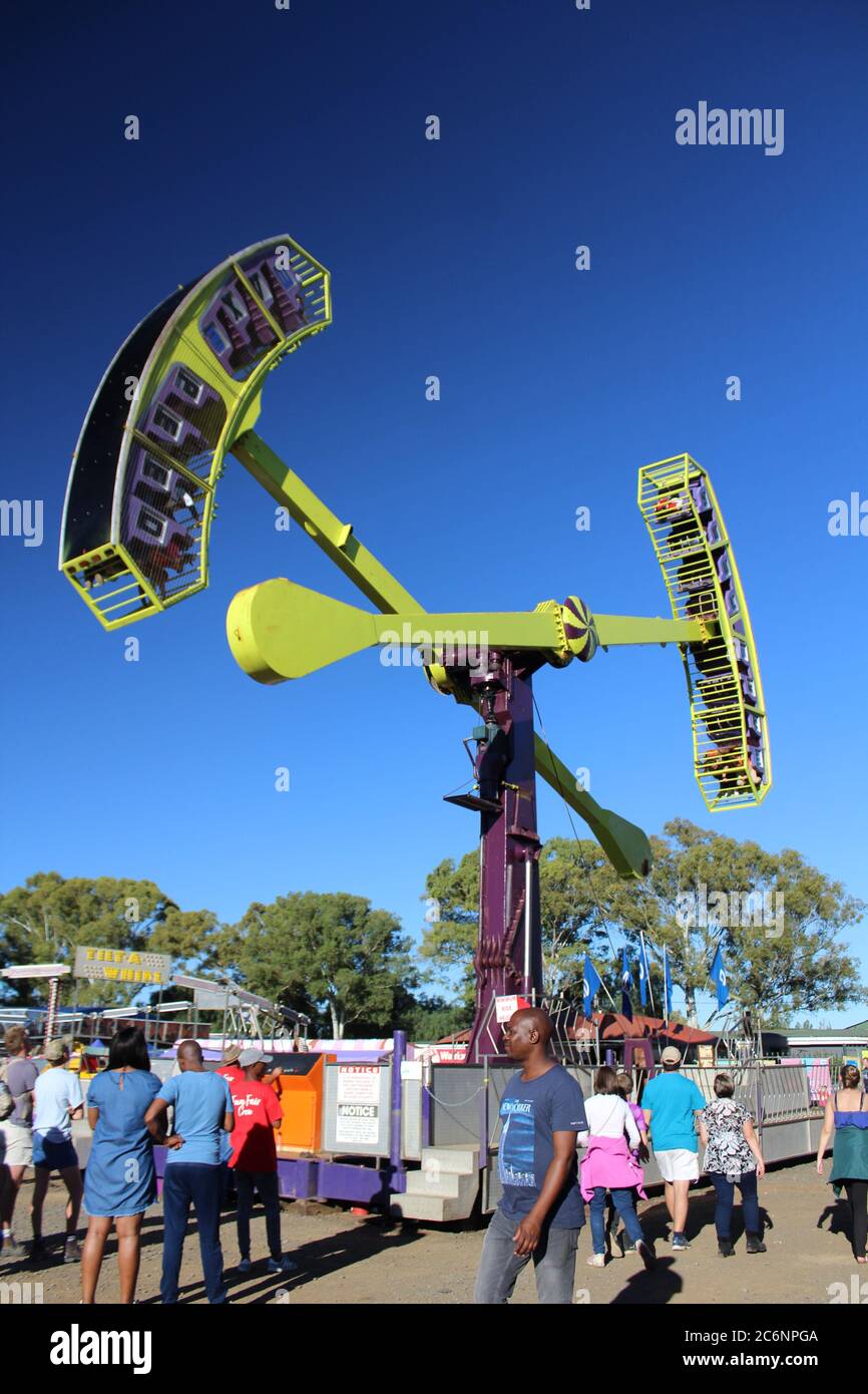 Menschen am Looping Starship in einem Vergnügungspark Stockfoto