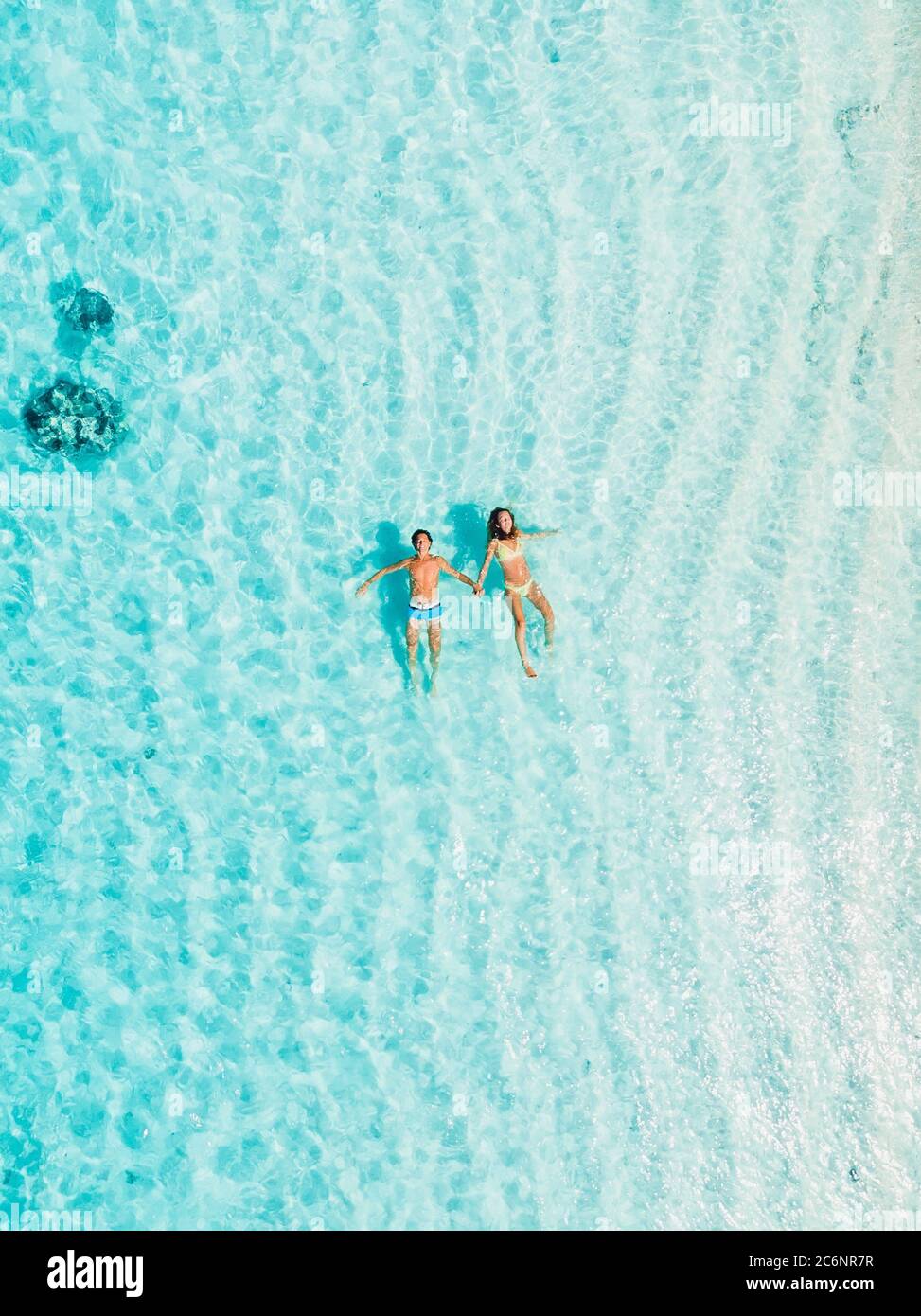 Schwangere Frau mit Ehemann schwimmen im blauen Meer. Luftaufnahme  Stockfotografie - Alamy