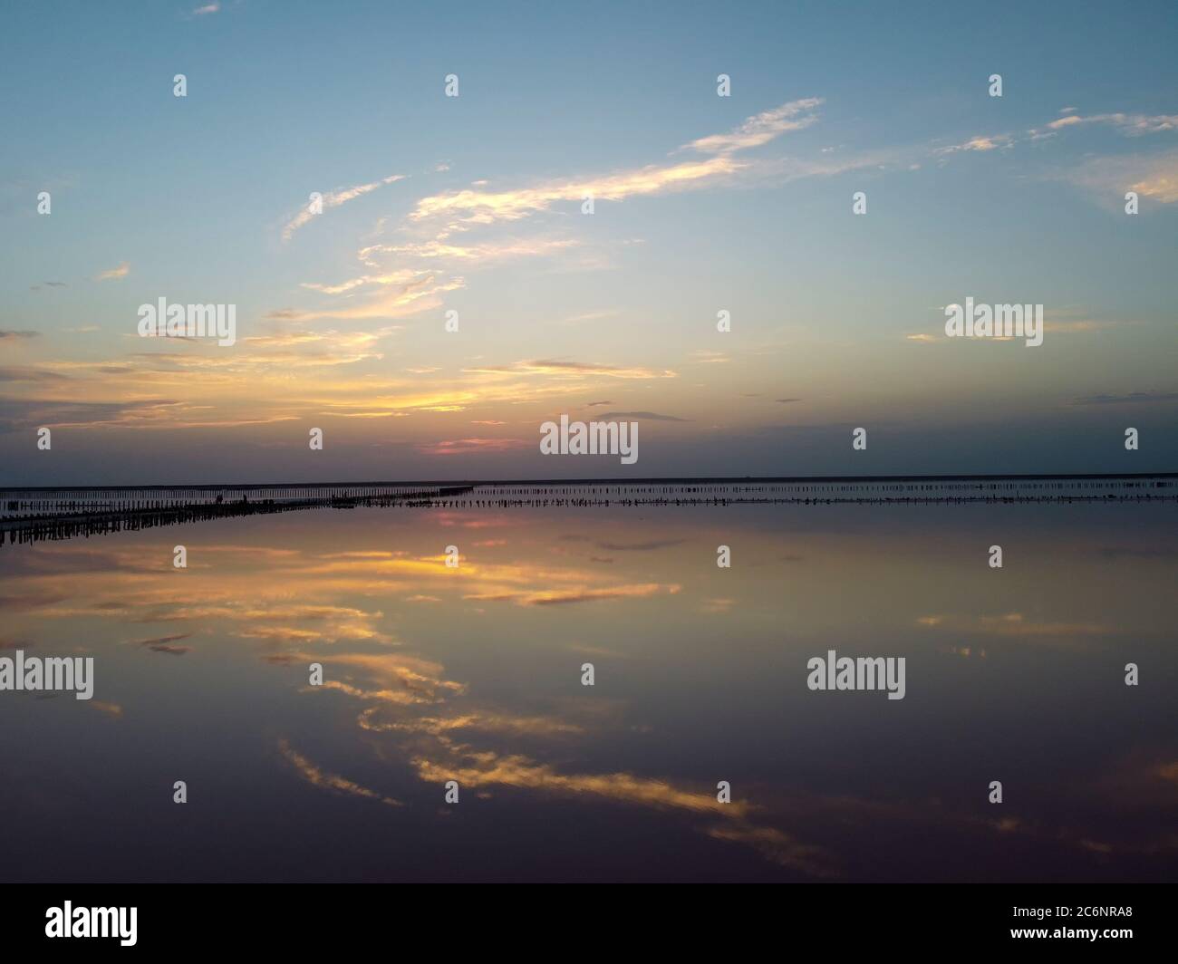 Sonnenuntergang auf dem rosa See Sivash in der Ukraine. Stockfoto