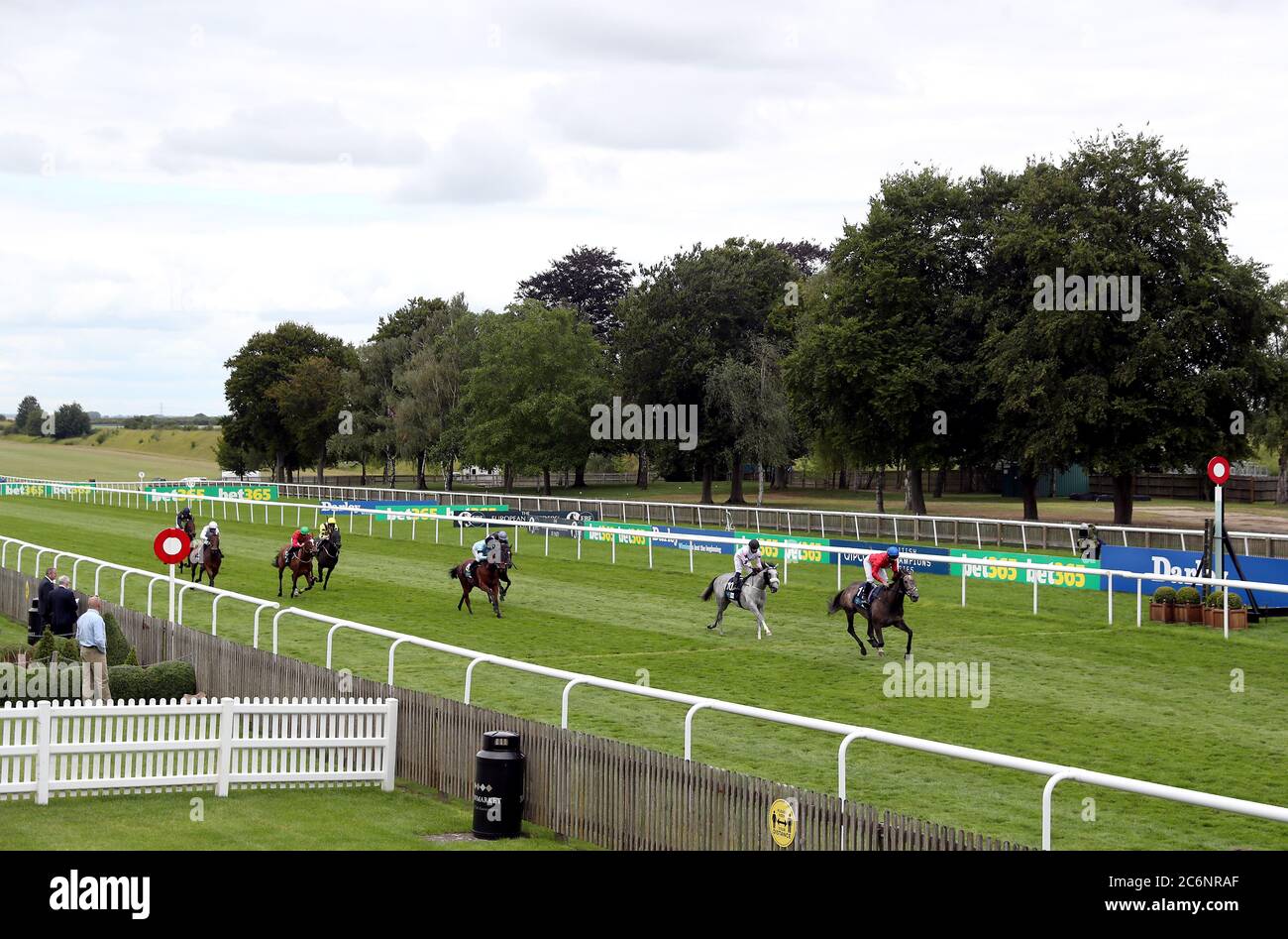 Indie Angel von Jockey Nicky Mackay gewinnt die britischen Hengststuds EBF-Stutfohlen Handicap am dritten Tag des Moet and Chandon July Festivals auf der Newmarket Racecourse. Stockfoto