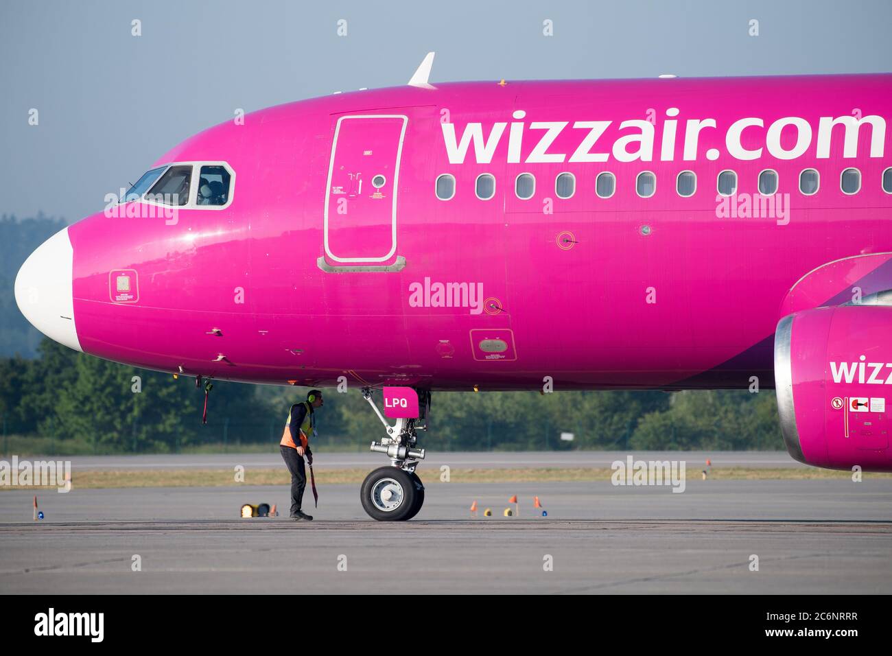 Wizz Air startet ihre internationalen Flüge von Polen nach 3 Monaten Pause, nachdem die polnischen Grenzen als Reaktion auf die Coronavirus-Krankheit 2019 geschlossen wurden Stockfoto