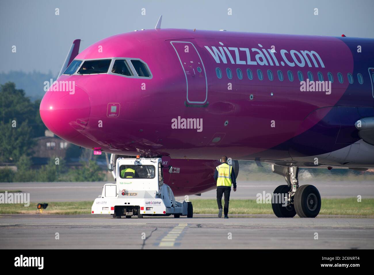 Wizz Air startet ihre internationalen Flüge von Polen nach 3 Monaten Pause, nachdem die polnischen Grenzen als Reaktion auf die Coronavirus-Krankheit 2019 geschlossen wurden Stockfoto