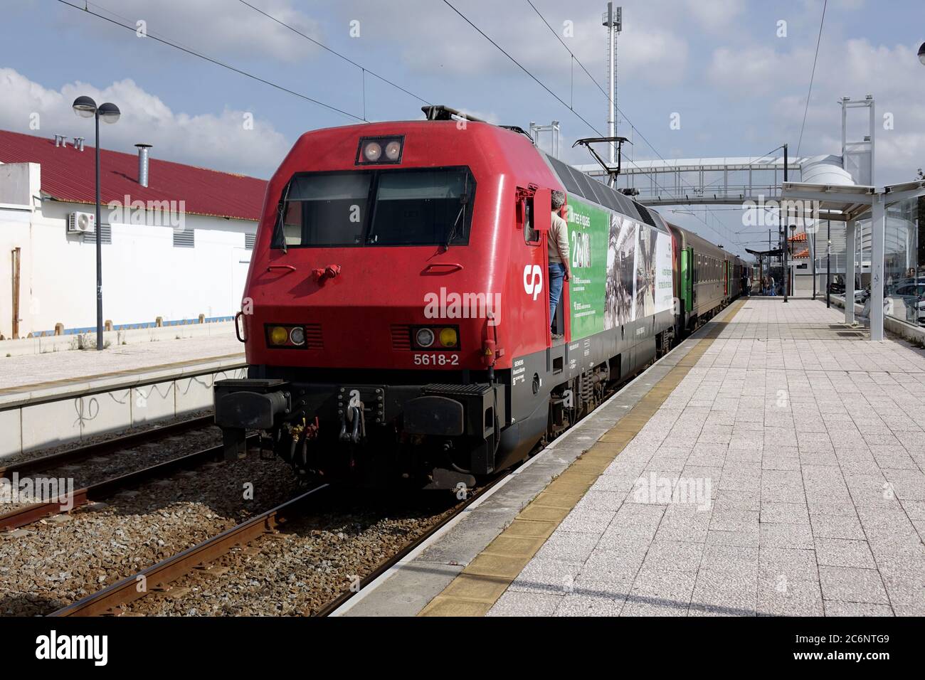 CP - Portugiesische Eisenbahn Serie 5600 Elektro Inter City Zug nach  Lissabon hielt am Bahnhof Albufeira Ferreiras mit EINER speziellen "Free  and Equal" Lackierung Stockfotografie - Alamy