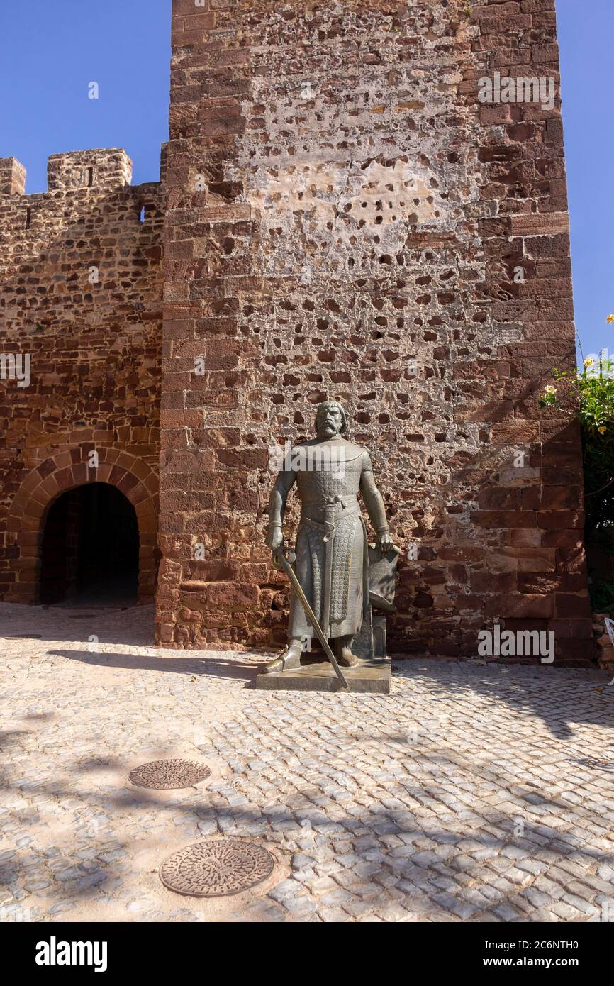 Statue von König Sancho I von Portugal auf Schloss Silves Portugal Er besiegte mit EINER Kreuzfahrerarmee die Mauren auf Schloss Silves Stockfoto