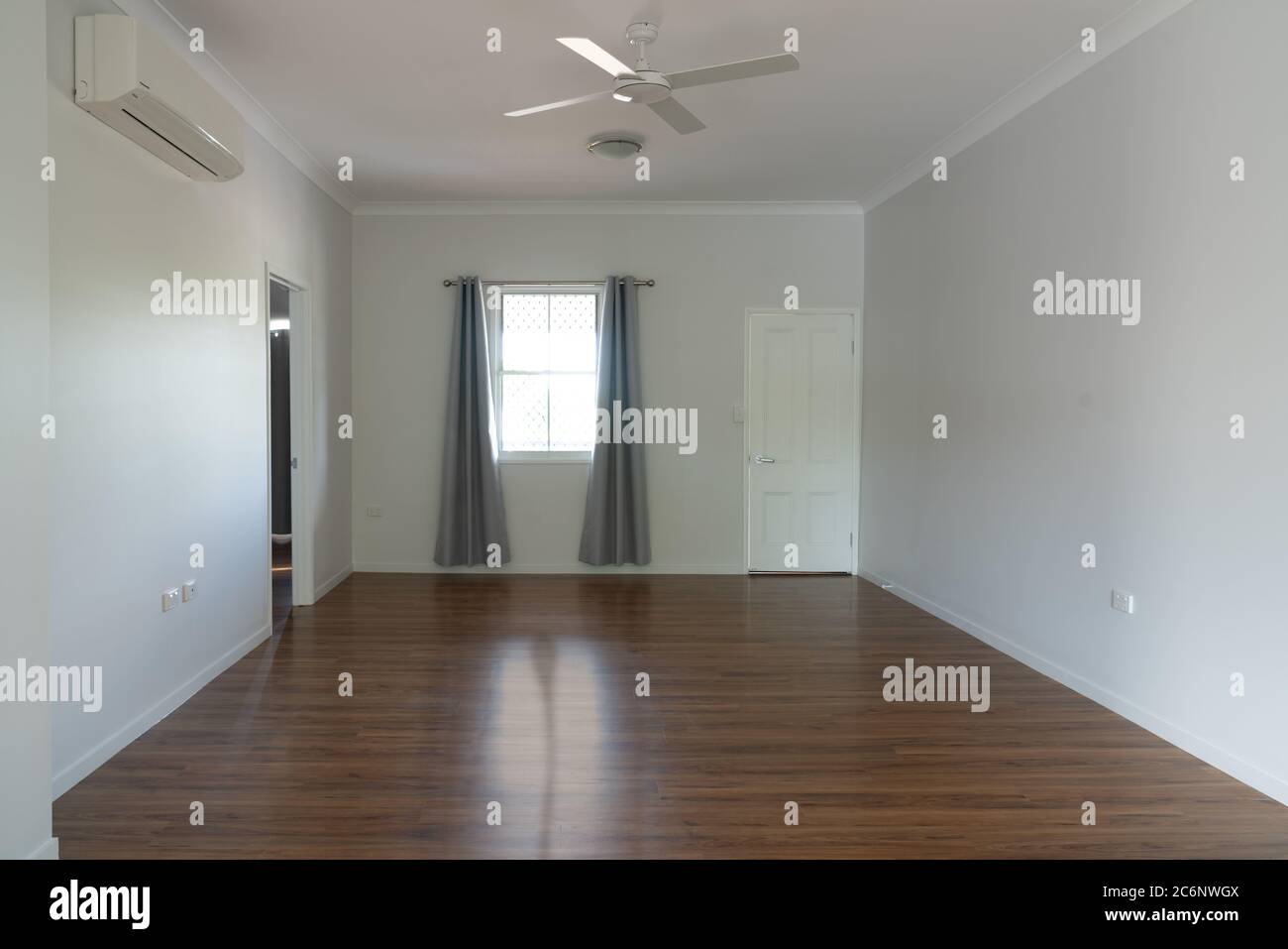 Renoviertes Zimmer mit neuem Fußboden, Armaturen, Klimaanlage und neu gestrichen Stockfoto