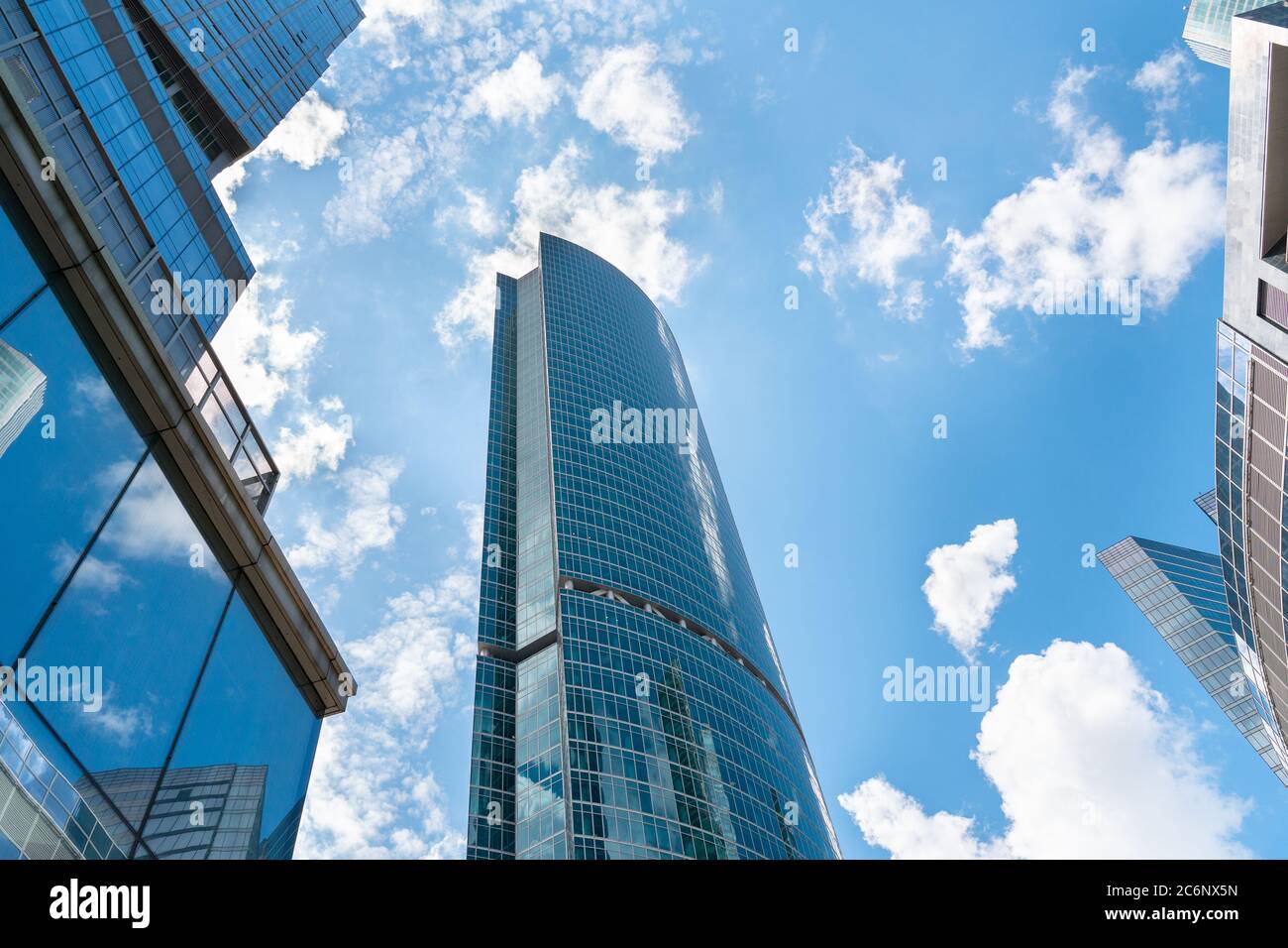 Layout für Design.Wolkenkratzer gegen den Himmel. Futuristische Gebäude Stockfoto