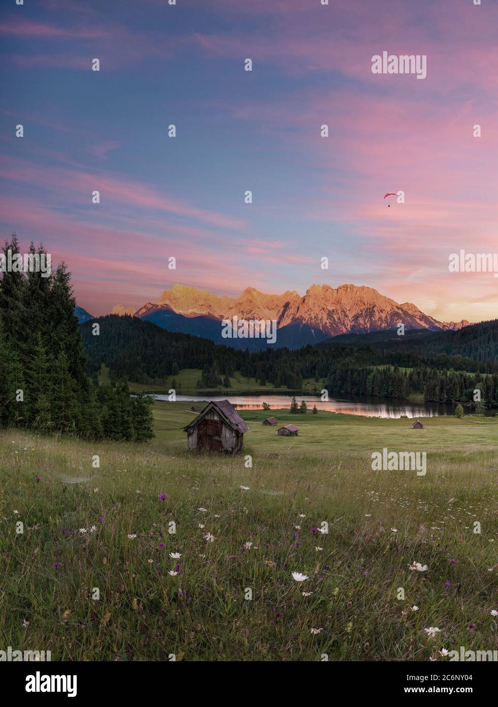 Perfekte malerische Szene des Sonnenuntergangs in den Bergen Stockfoto