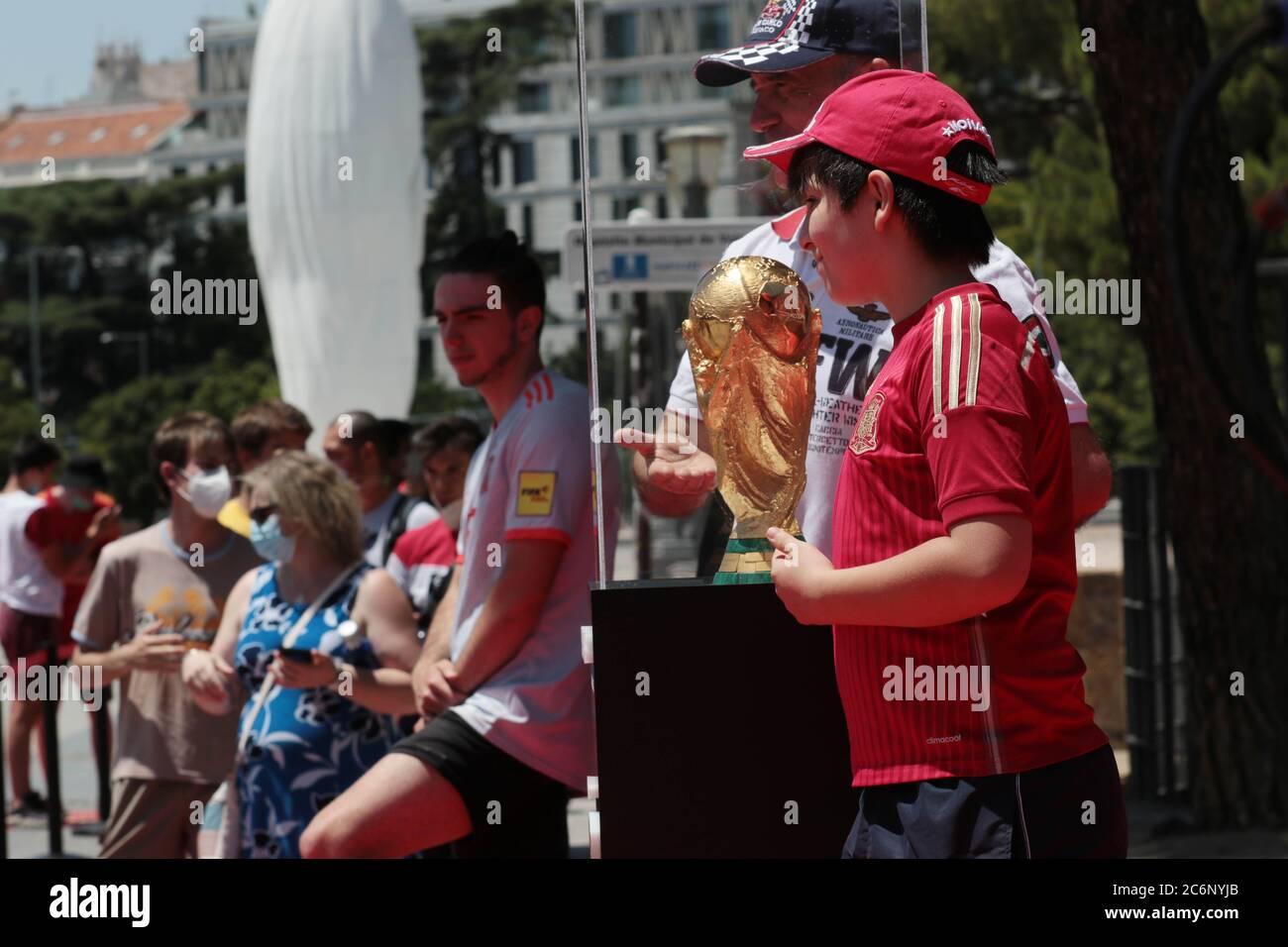 Madrid, Spanien; 11/07/2020.- zehn Jahre, dass Spanien die Fußball-Weltmeisterschaft in Südafrika gewann 2010 der spanische Fußballverband zollt dem Pokal Tribut, indem er die Trophäe auf der Plaza de Colon in Madrid zeigt und teilt, Wo Hunderte von Fans kommen sie, um sich an diesen Moment zu erinnern und Fotos zu machen und kaufen Special Edition Shirts mit dem Namen ihres Lieblings-Spieler. Und das bei einer offiziellen Temperatur von 37 Grad Celsius, aber einige Bushaltestellen markierten bis zu 43 Grad.Foto: Juan Carlos Rojas/Picture Alliance weltweit Stockfoto