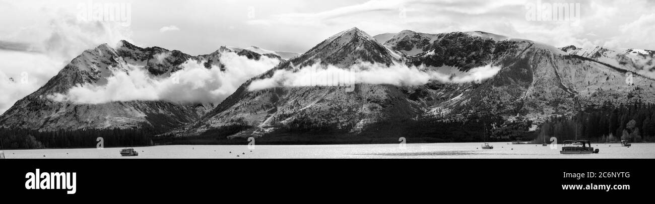 Grand Teton Bergkette mit weißer Wolke vom Jackson Lake, Wyoming, USA Stockfoto