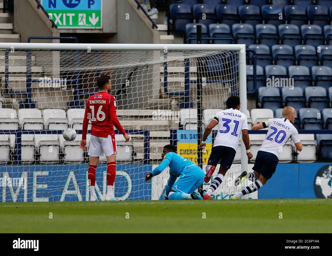 Deepdale Stadium, Preston, Lancashire, Großbritannien. Juli 2020. English Championship Football, Preston North End gegen Nottingham Forest; Jayden Stockley von Preston North End erzielt das erste Tor seiner Seite, um den Score 1-1 nach fünfzehn Minuten Kredit: Action Plus Sports/Alamy Live News Stockfoto