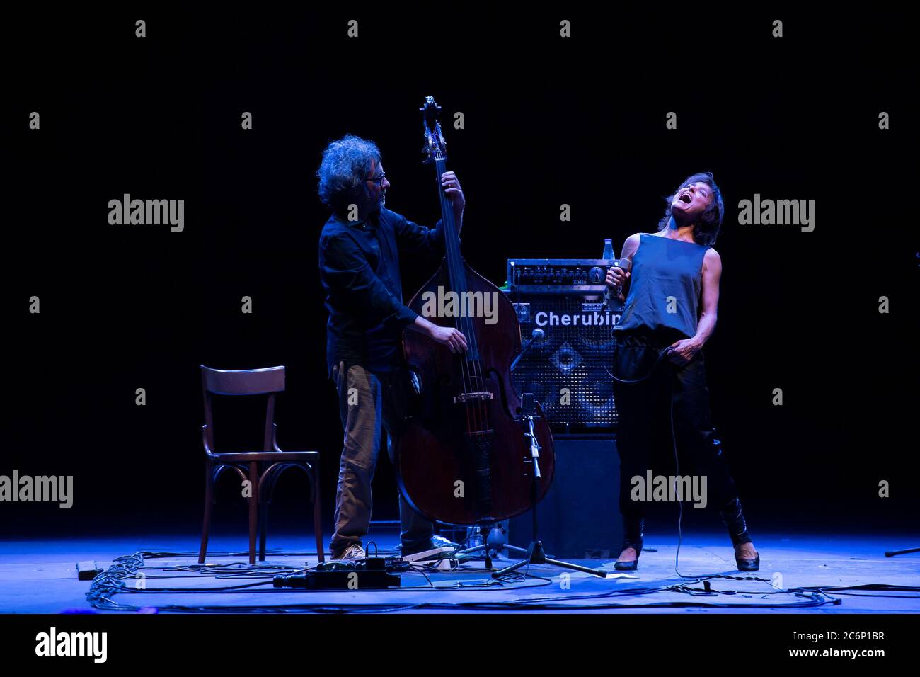 Rom, Italien. Juli 2020. Das Duo Petra Magoni und Ferruccio Spinelli, spielte in der Cavea des Auditorium Parco della Musica. Die Performance ging von Pop/Rock-Klassikern wie Roxanne von der Polizei bis zu lyrischen Arien wie 'Nessun dorma' von Giacomo Puccini. Gast des Duos die Sängerin Chiara Civello. (Foto: Domenico Cippitelli/Pacific Press/Sipa USA) Quelle: SIPA USA/Alamy Live News Stockfoto