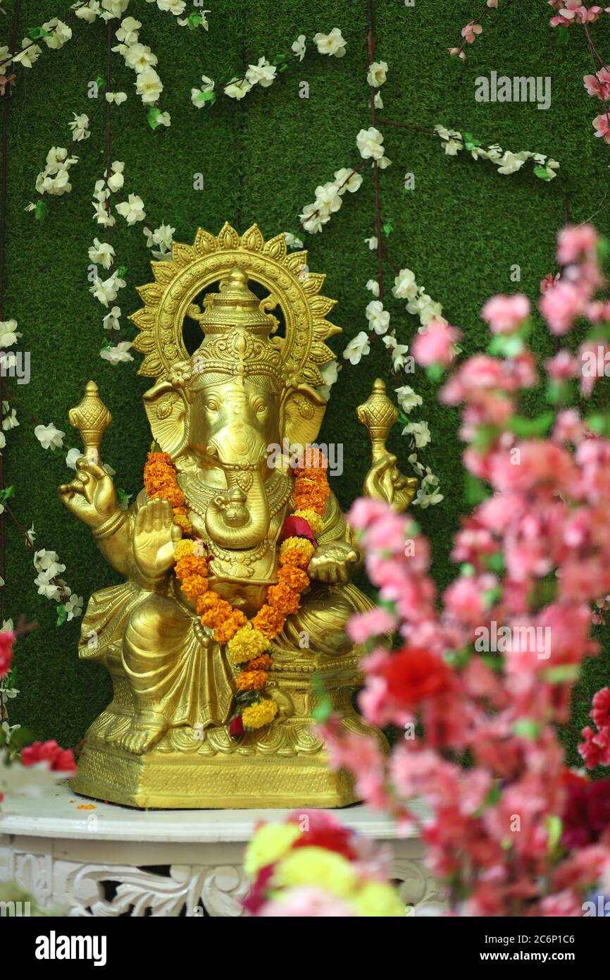 Dekorativer Lord Ganesha Gold Idol Stockfoto