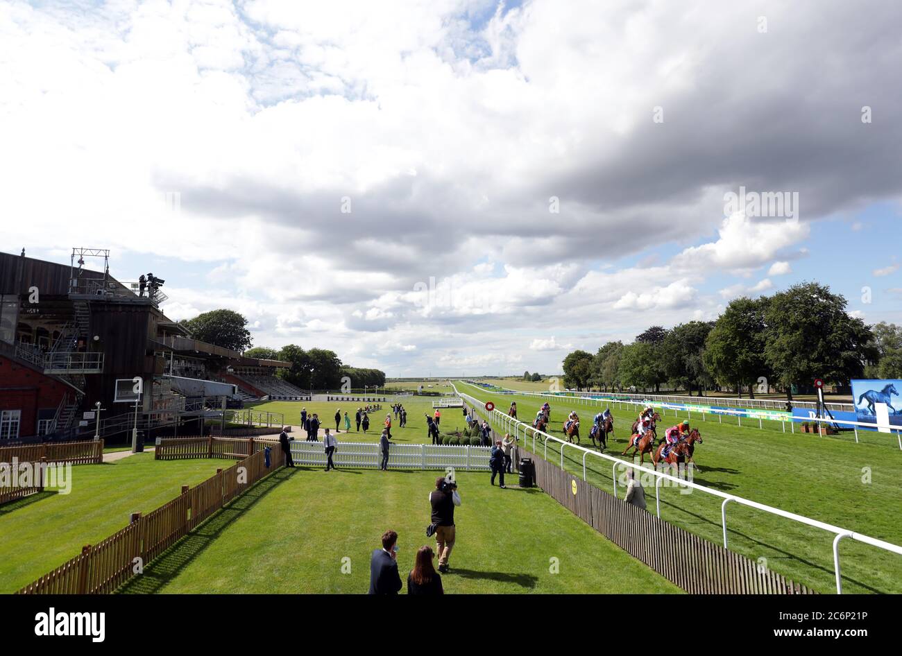 Oxted geritten von Jockey Cieren Fallon gewinnt die Darley Juli Cup Einsätze am dritten Tag des Moet und Chandon Juli Festival auf Newmarket Racecourse. Stockfoto