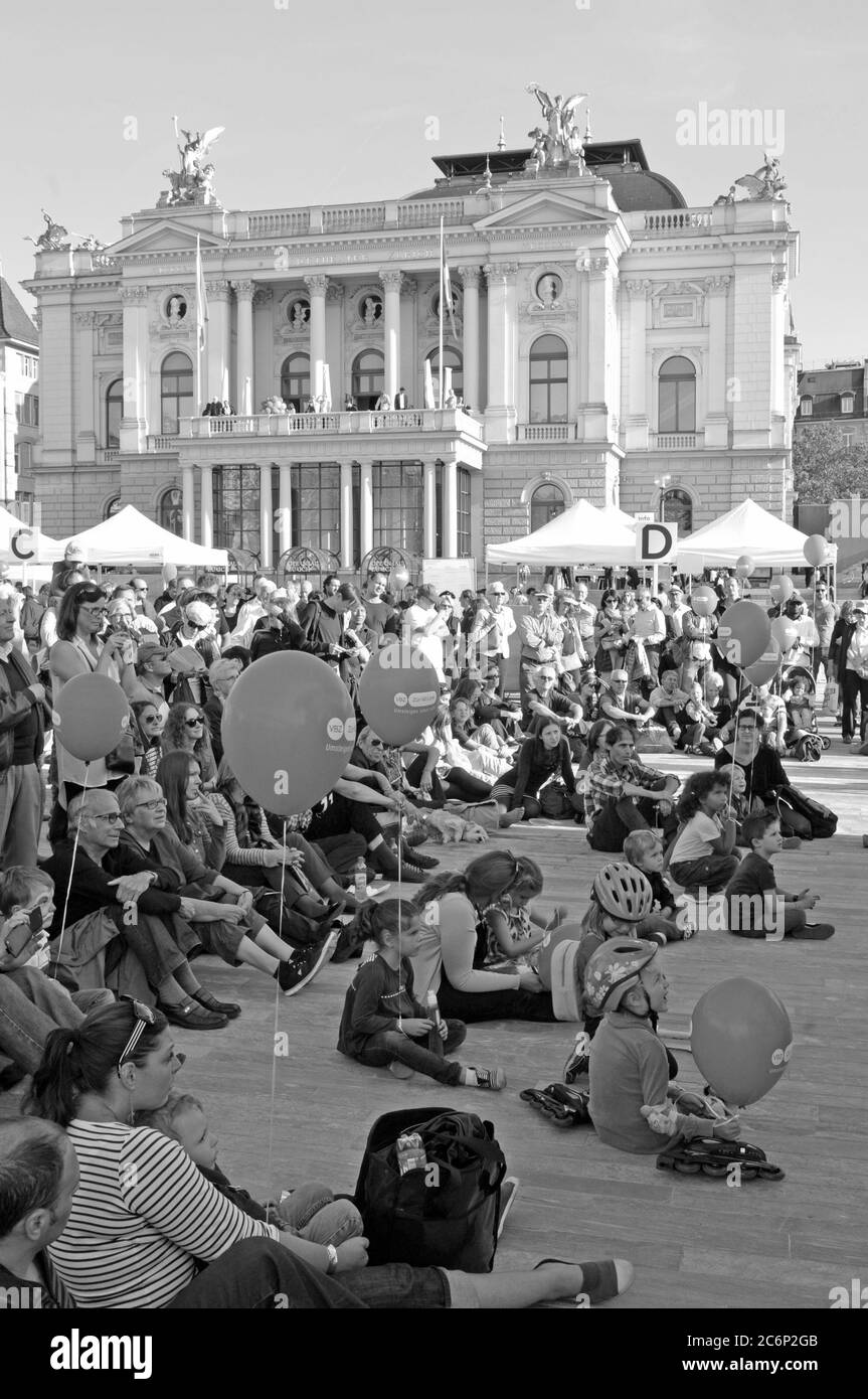 Public Viewing Wochenende mit Opera auf dem Bellevue-Place in Zürich City mit live Konzerte und Performances Stockfoto