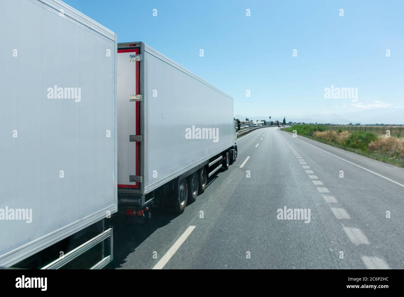 Mega-LKW oder Straßenzug, Spezialfahrzeug bestehend aus einem LKW und zwei Anhängern zugelassen für den Transport von 60 Tonnen. Stockfoto