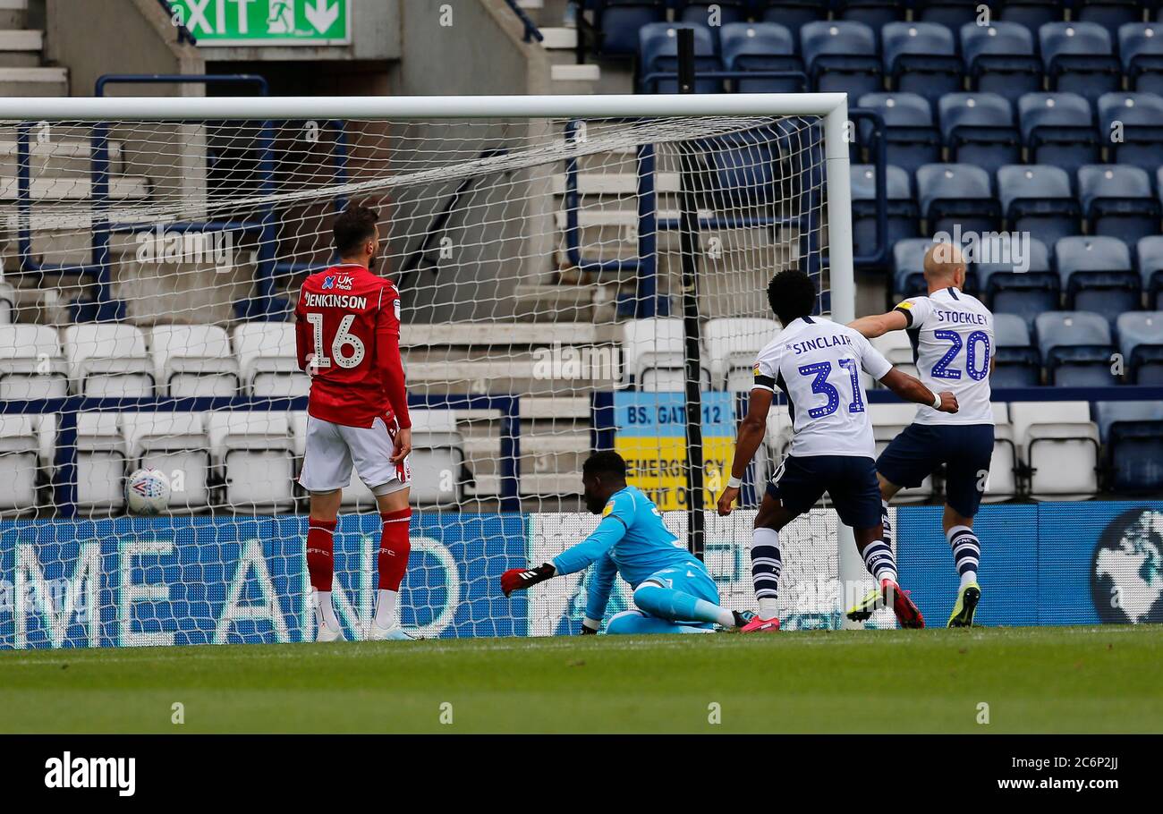 Deepdale Stadium, Preston, Lancashire, Großbritannien. Juli 2020. English Championship Football, Preston North End gegen Nottingham Forest; Jayden Stockley von Preston North End erzielt das erste Tor seiner Seite, um den Score 1-1 nach fünfzehn Minuten Kredit: Action Plus Sports/Alamy Live News Stockfoto