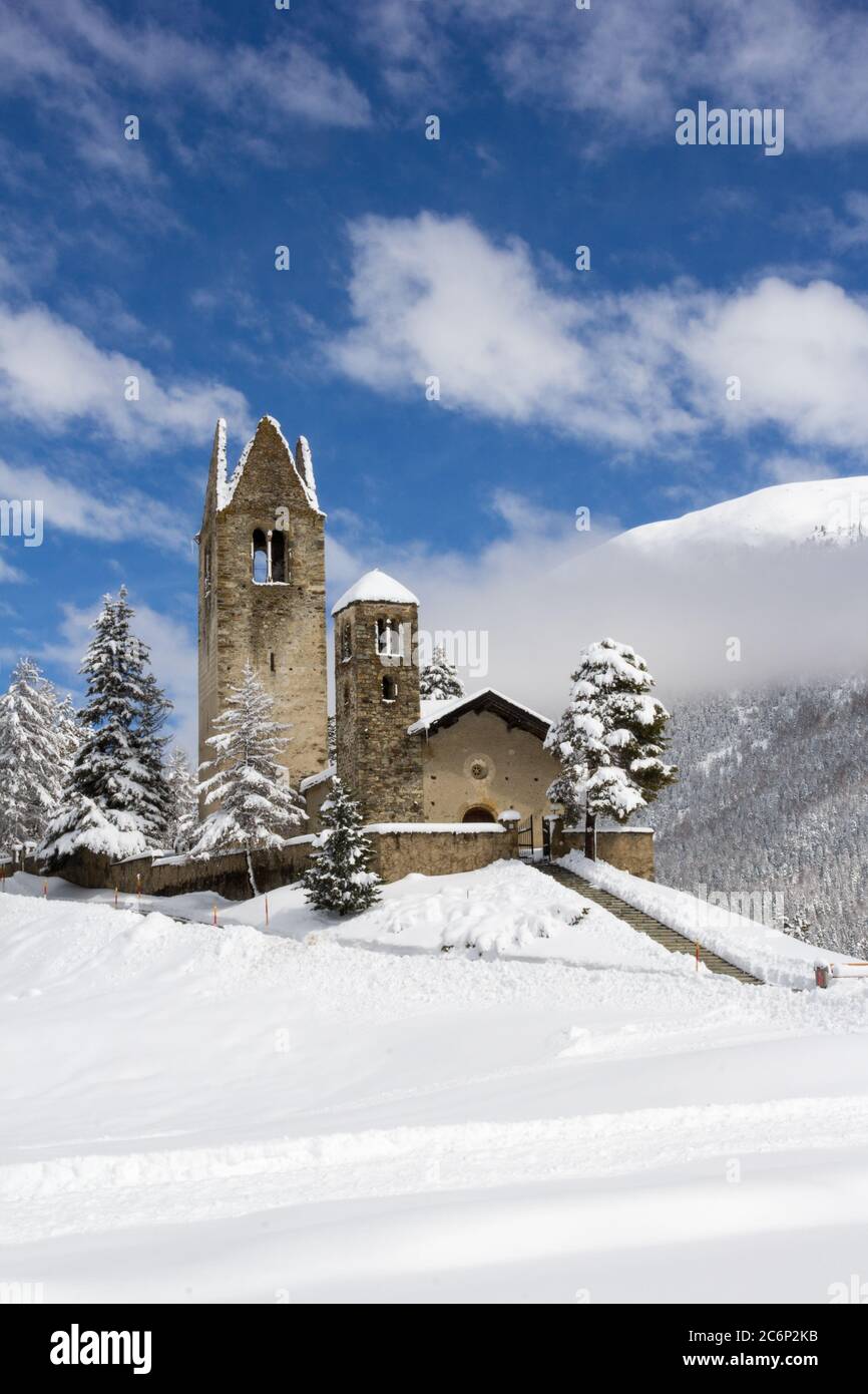 Evangelische Kirche San Gian mit ungespeicherten Turm in Celerina bei St. Moritz, Kanton Graubünden, Schweiz Stockfoto
