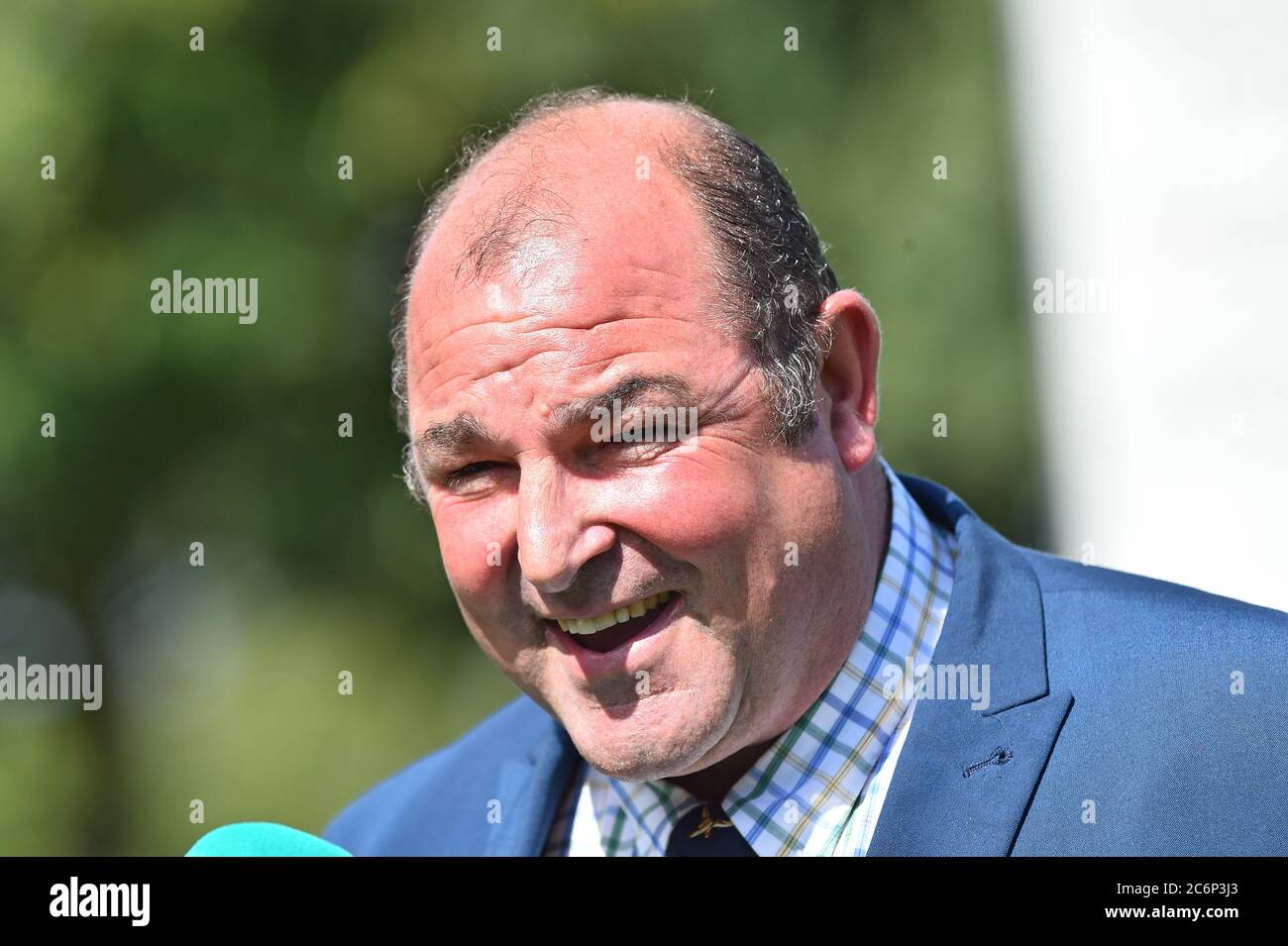 Roger Teal, Trainer von Oxted reagiert nach dem Gewinn der Darley Juli Cup Einsätze am dritten Tag des Moet und Chandon Juli Festival auf Newmarket Racecourse. Stockfoto