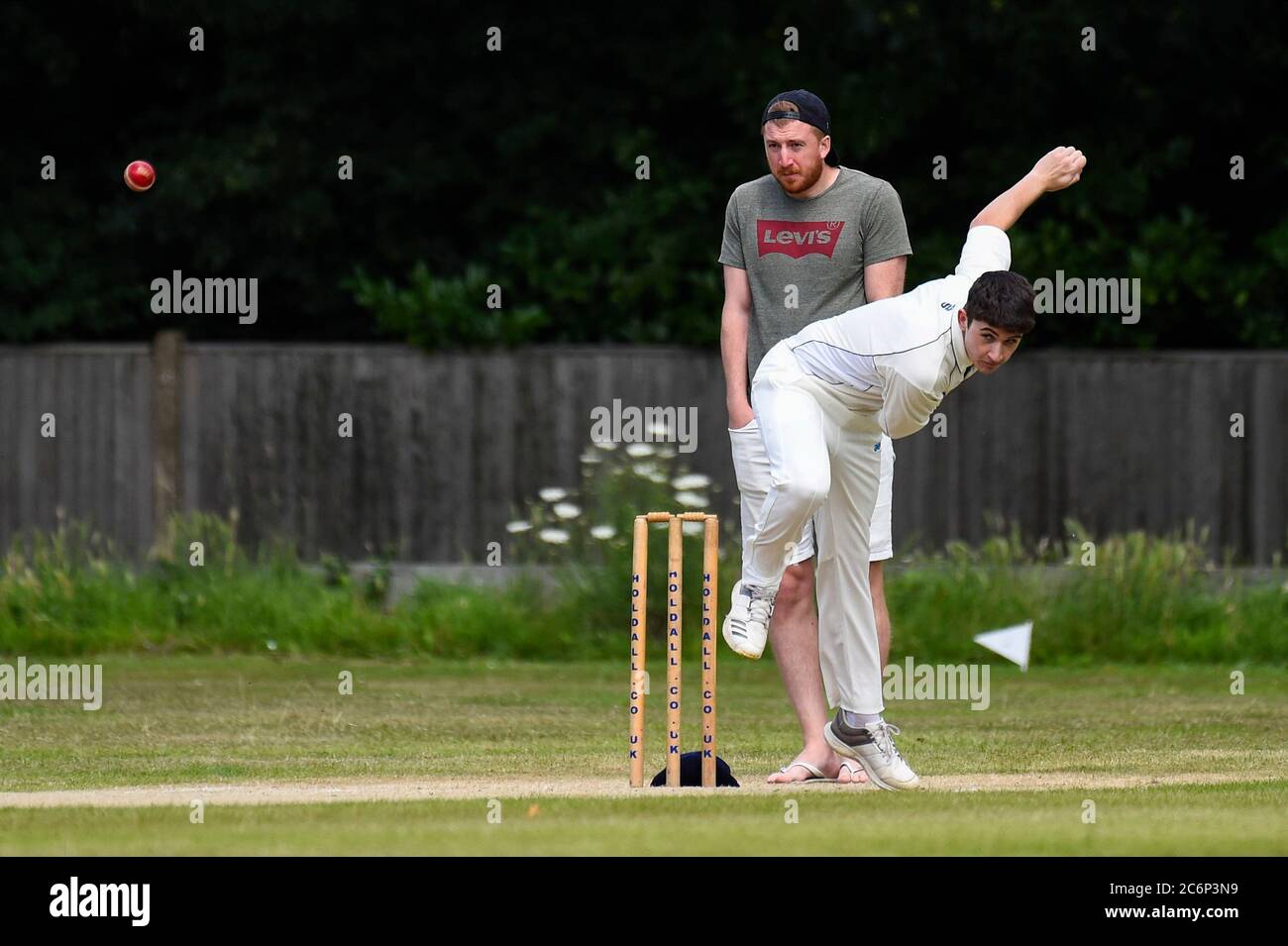 Chorleywood, Großbritannien. 11. Juli 2020. Mitglieder des Chorleywood Cricket Club nehmen an ihrem ersten Freundschaftsspiel Teil, nachdem die britische Regierung die Einschränkungen für die Sperrung mehrerer Outdoor-Aktivitäten durch Coronavirus-Pandemieviren gelockert hat. Der Amateurclub spielt seit fast 200 Jahren auf dem Common in Chorleywood in Hertfordshire. Kredit: Stephen Chung / Alamy Live Nachrichten Stockfoto