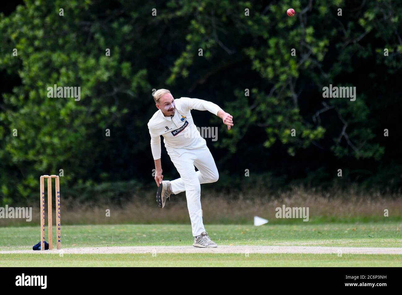Chorleywood, Großbritannien. 11. Juli 2020. Ein Mitglied des Chorleywood Cricket Club nimmt an ihrem ersten Freundschaftsspiel Teil, nachdem die britische Regierung die Einschränkungen für die Sperrung mehrerer Outdoor-Aktivitäten durch Coronavirus-Pandemieviren gelockert hat. Der Amateurclub spielt seit fast 200 Jahren auf dem Common in Chorleywood in Hertfordshire. Kredit: Stephen Chung / Alamy Live Nachrichten Stockfoto