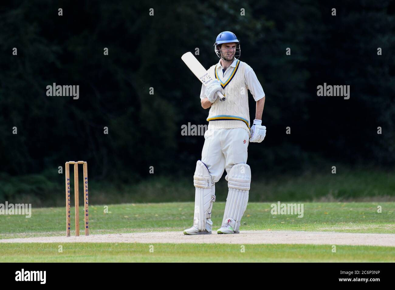 Chorleywood, Großbritannien. 11. Juli 2020. Ein Mitglied des Chorleywood Cricket Club nimmt an ihrem ersten Freundschaftsspiel Teil, nachdem die britische Regierung die Einschränkungen für die Sperrung mehrerer Outdoor-Aktivitäten durch Coronavirus-Pandemieviren gelockert hat. Der Amateurclub spielt seit fast 200 Jahren auf dem Common in Chorleywood in Hertfordshire. Kredit: Stephen Chung / Alamy Live Nachrichten Stockfoto