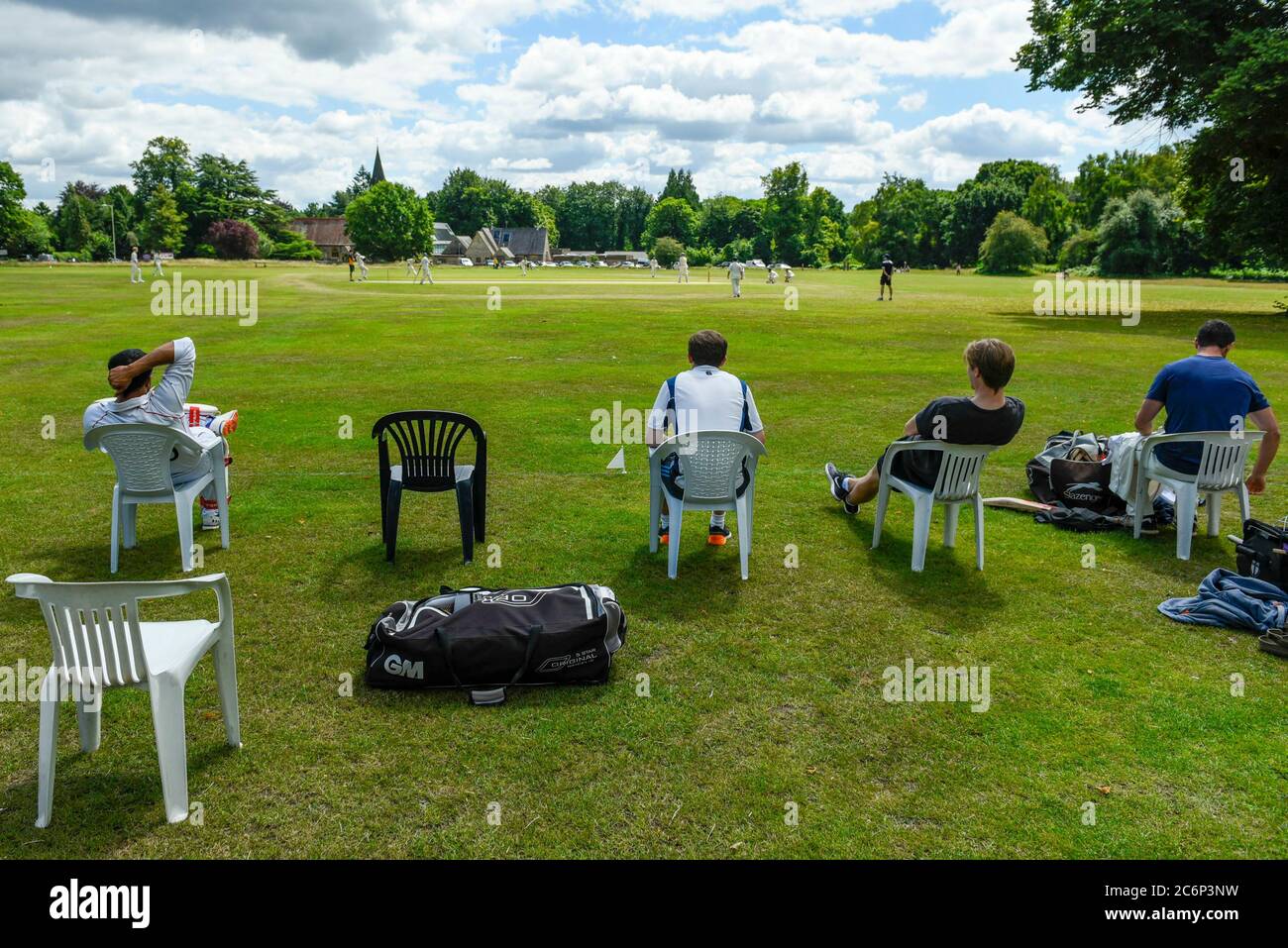 Chorleywood, Großbritannien. 11. Juli 2020. Mitglieder des Chorleywood Cricket Club nehmen an ihrem ersten Freundschaftsspiel Teil, nachdem die britische Regierung die Einschränkungen für die Sperrung mehrerer Outdoor-Aktivitäten durch Coronavirus-Pandemieviren gelockert hat. Der Amateurclub spielt seit fast 200 Jahren auf dem Common in Chorleywood in Hertfordshire. Kredit: Stephen Chung / Alamy Live Nachrichten Stockfoto